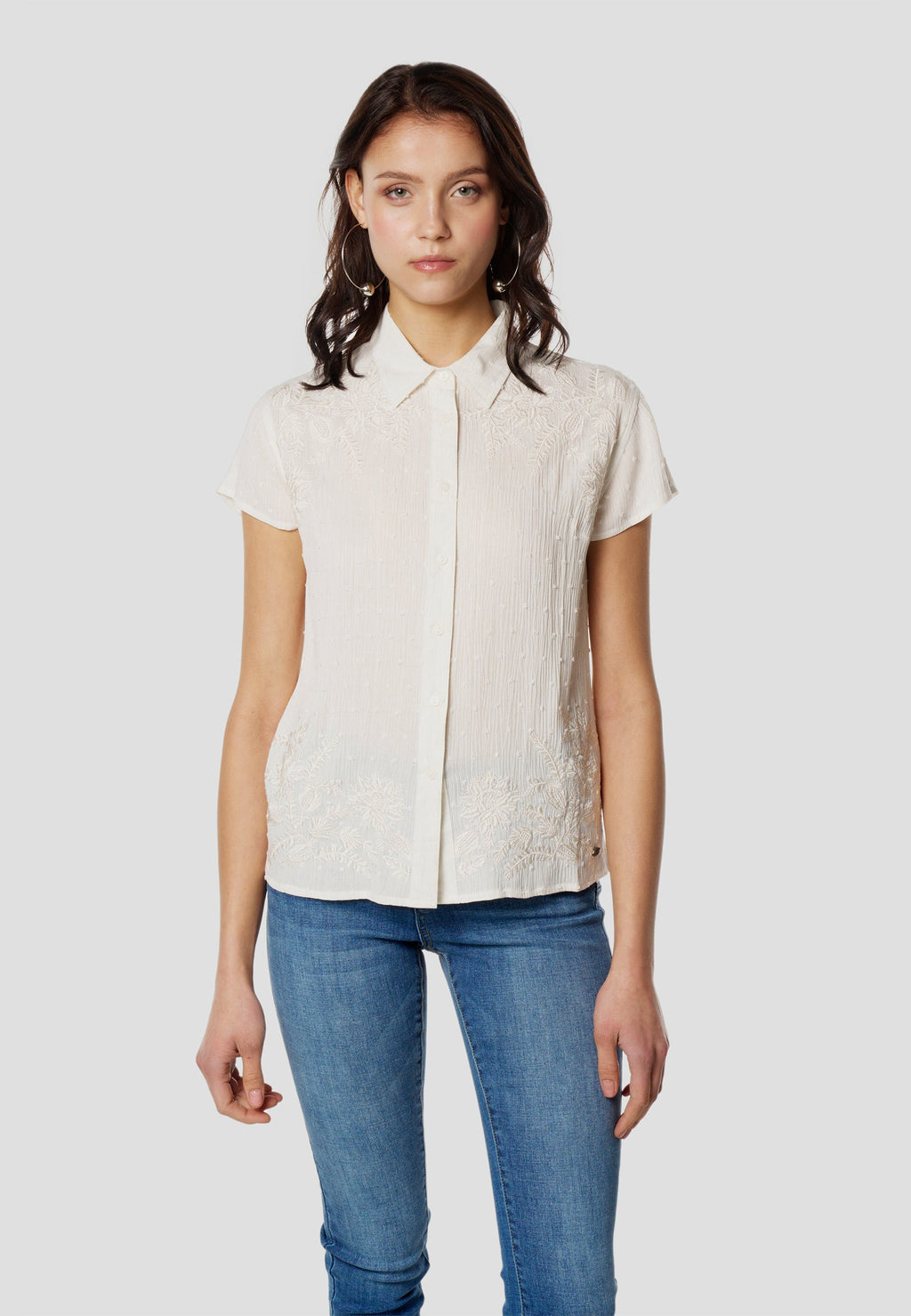 Camisa Mujer Manga Corta Plumeti Bordado Floral – Koroshi Blanco