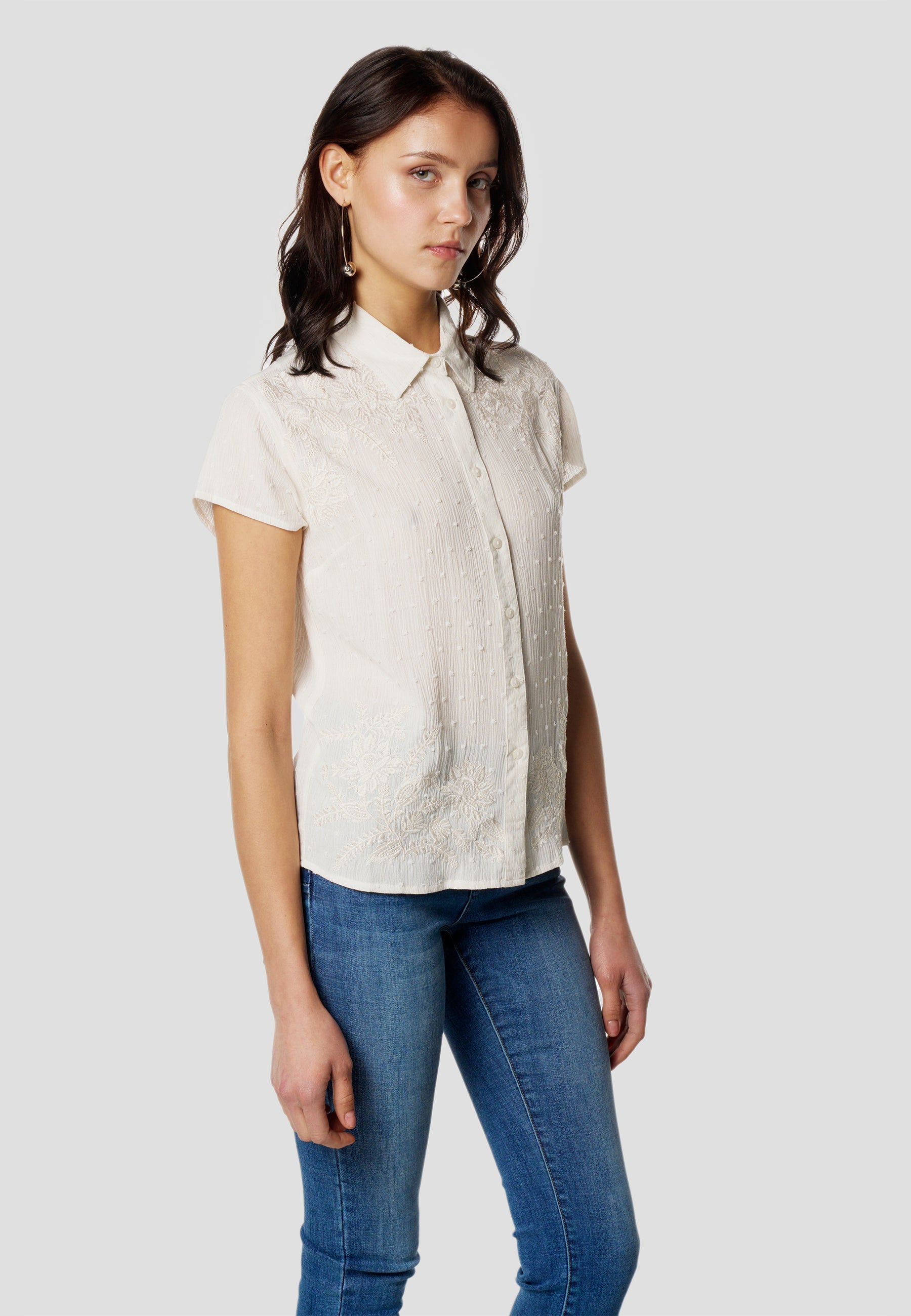 Camisa Mujer Manga Corta Plumeti Bordado Floral – Koroshi Blanco
