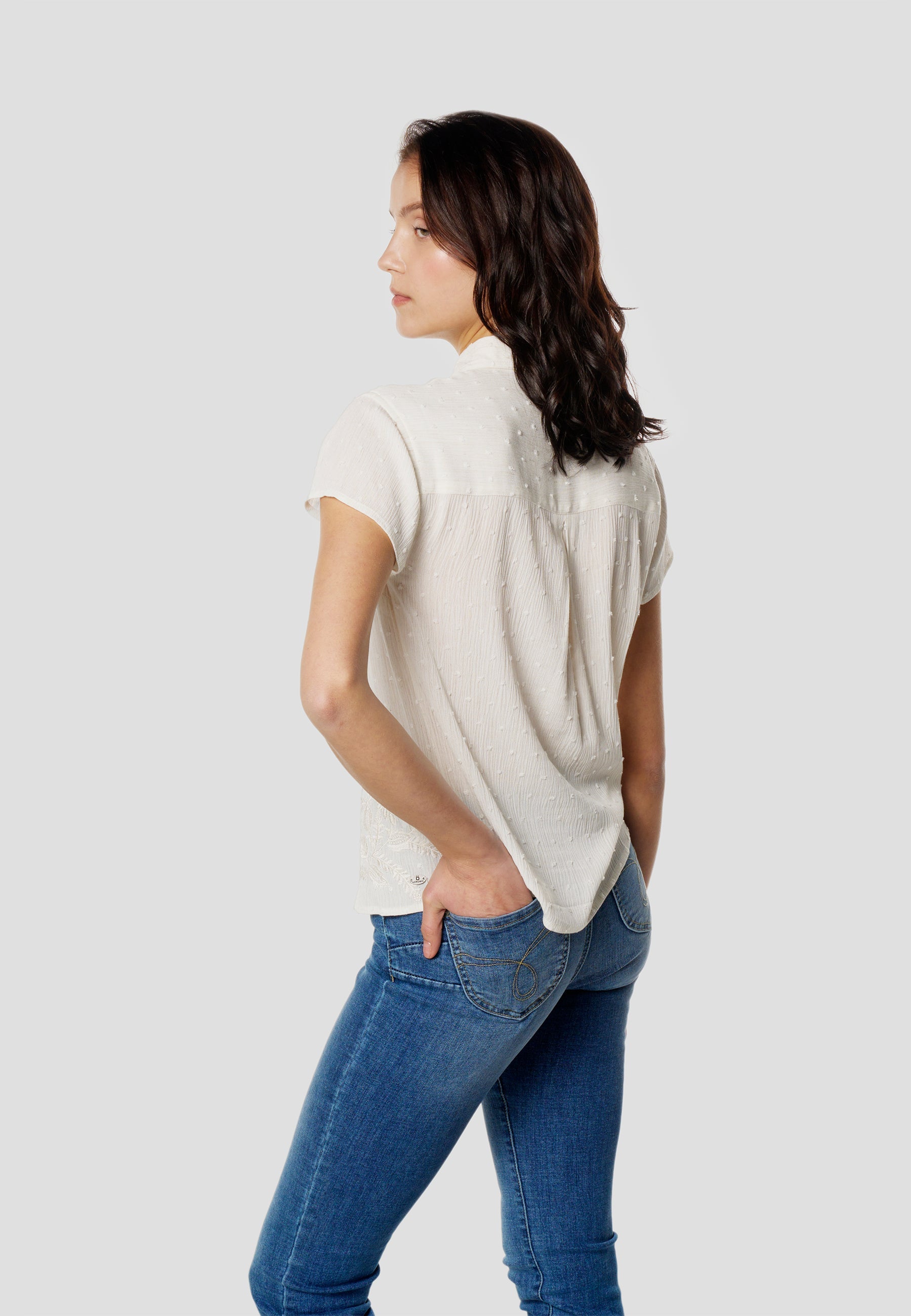 Camisa Mujer Manga Corta Plumeti Bordado Floral – Koroshi Blanco