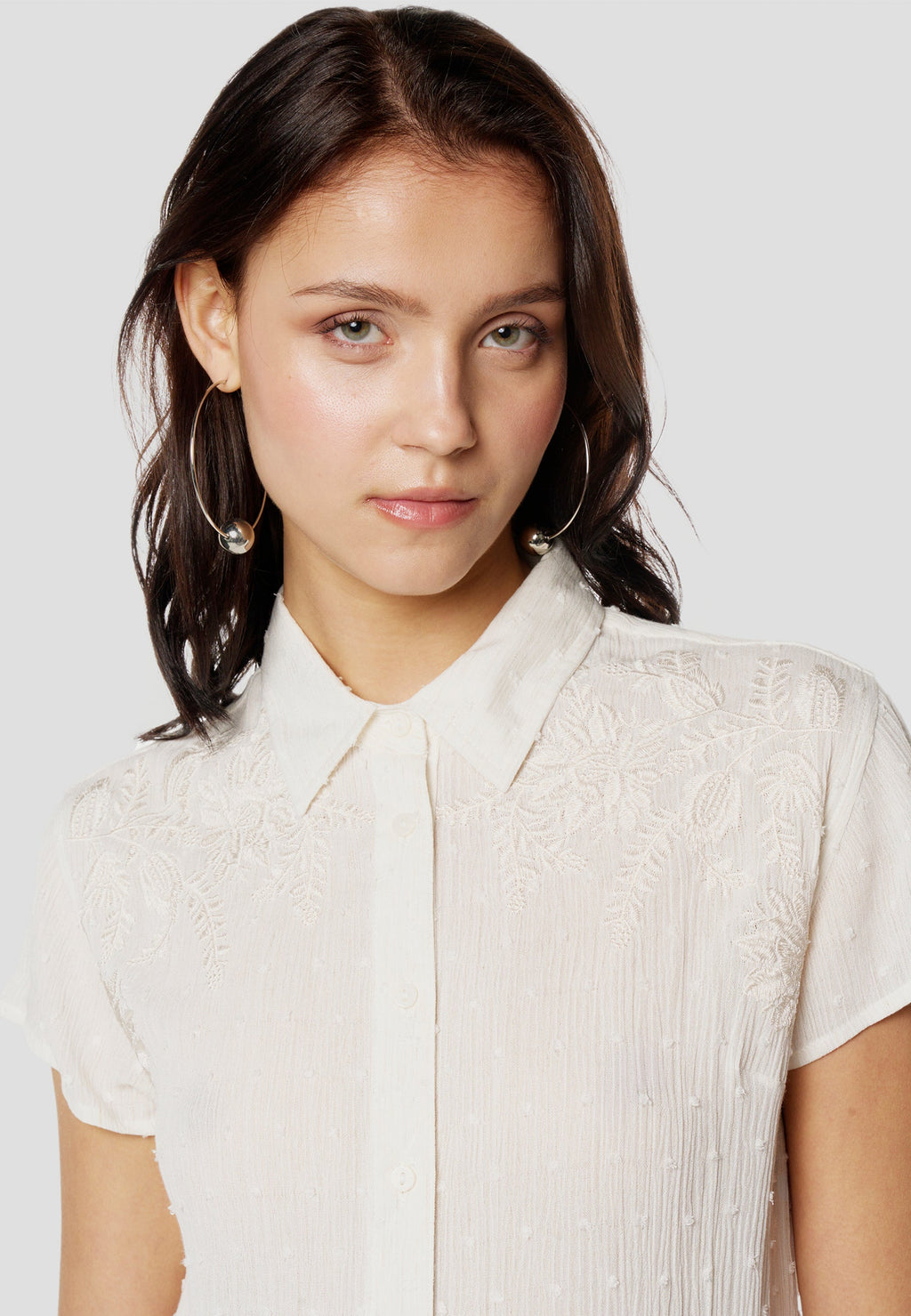 Camisa Mujer Manga Corta Plumeti Bordado Floral – Koroshi Blanco