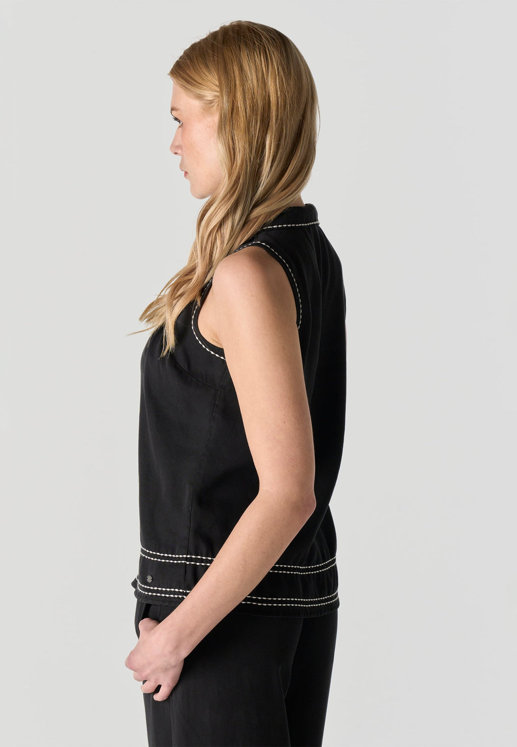 Blusa Mujer Sin Mangas Cuello Solapa Pespuntes Contraste – Koroshi Negra