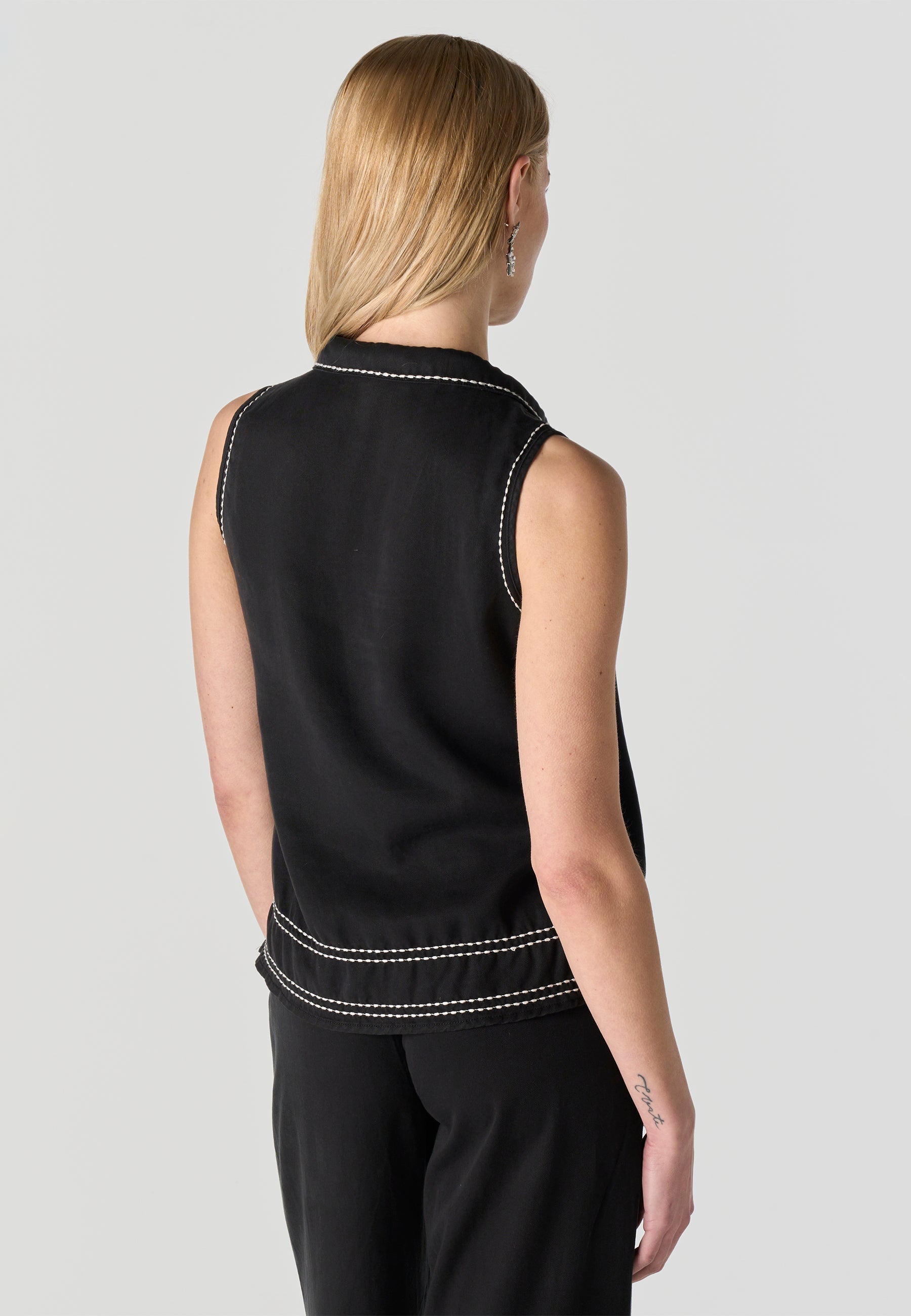 Blusa Mujer Sin Mangas Cuello Solapa Pespuntes Contraste – Koroshi Negra