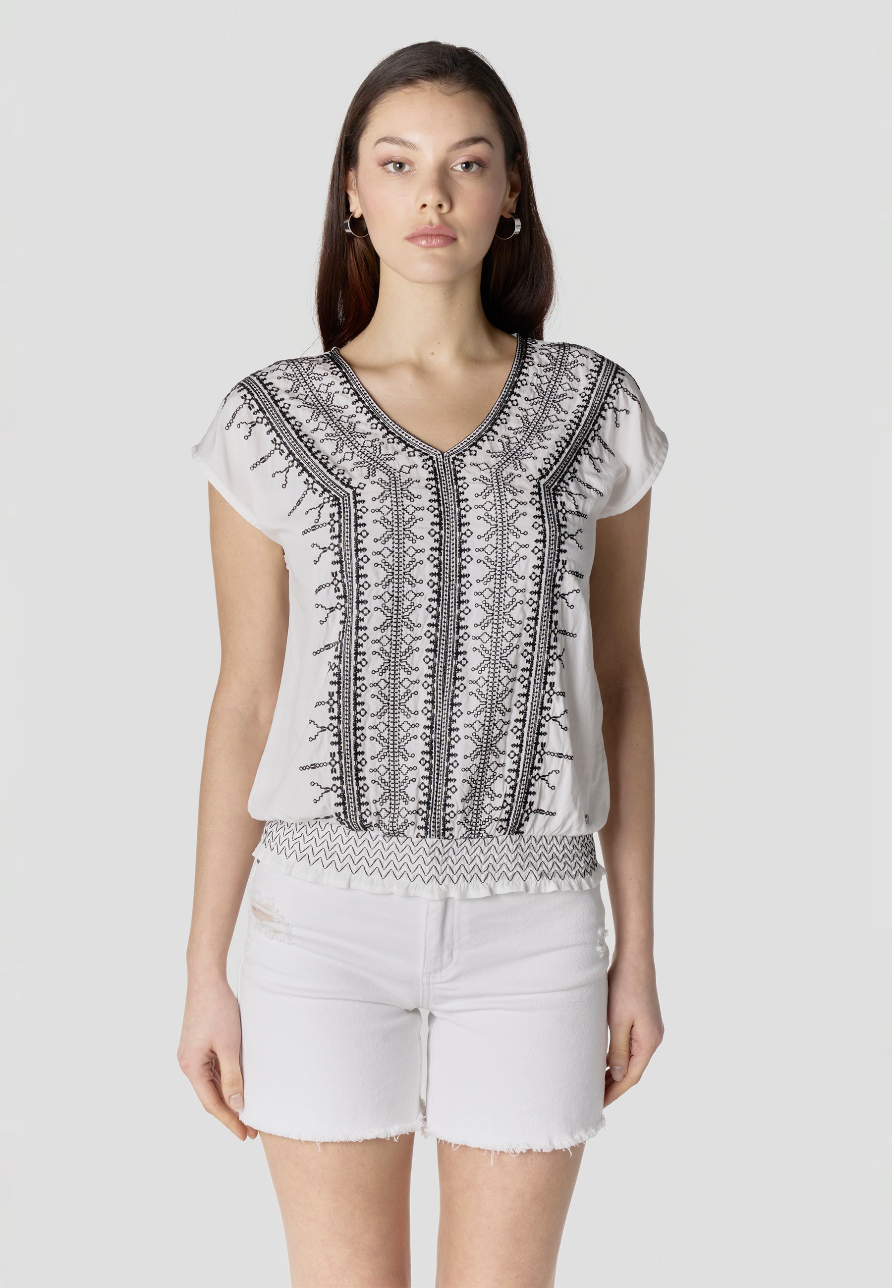 Blusa Mujer Manga Corta Bordado Escote Pico Smock – Koroshi 2612BL45