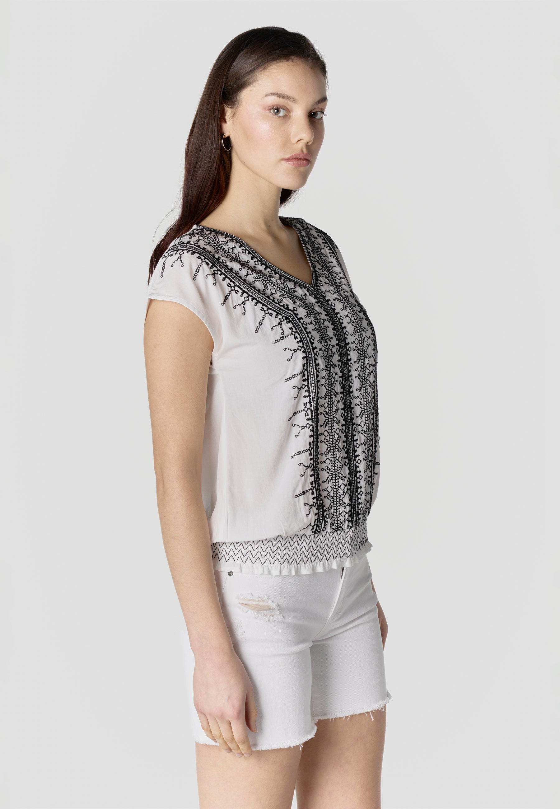Blusa Mujer Manga Corta Bordado Escote Pico Smock – Koroshi 2612BL45