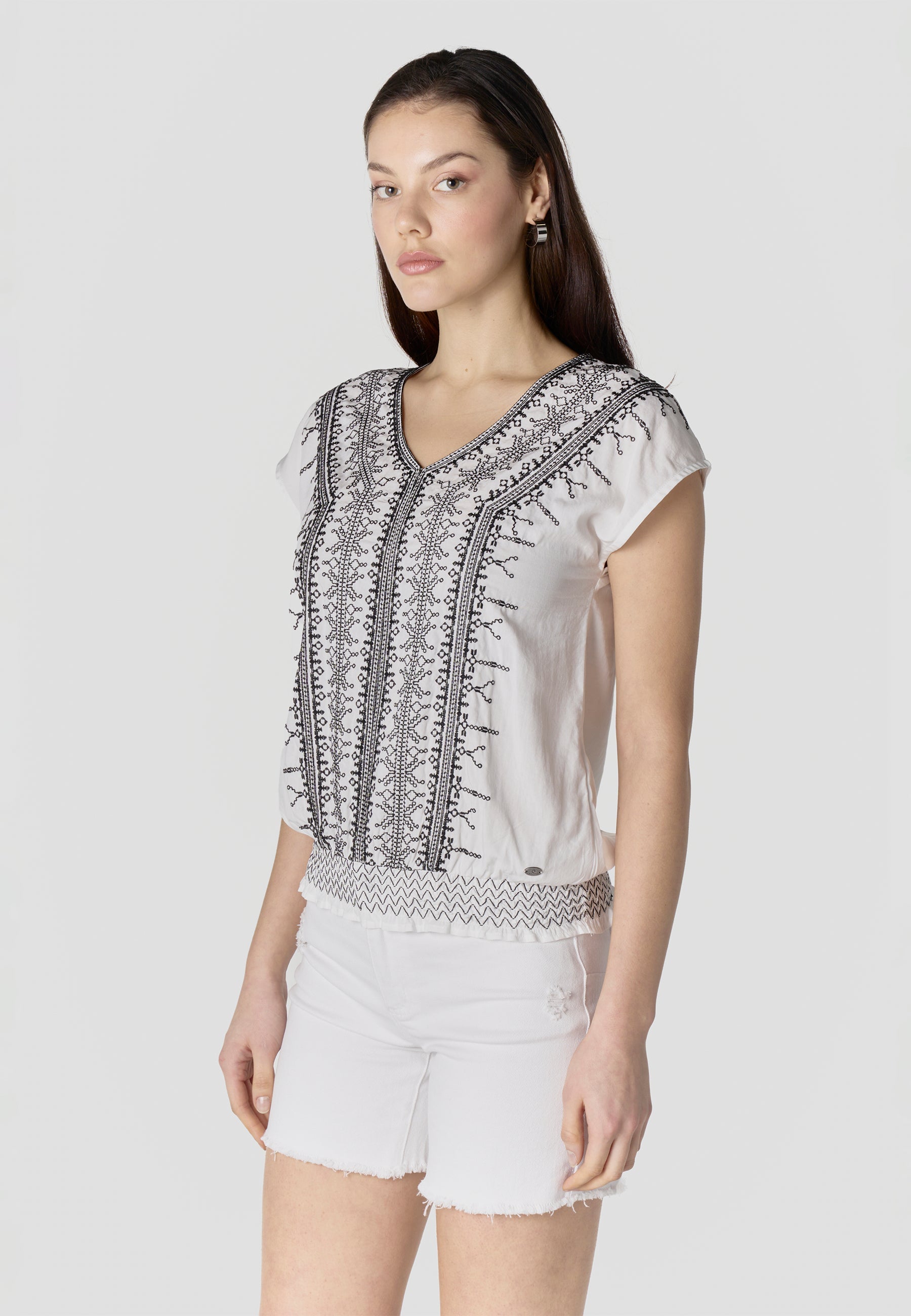 Blusa Mujer Manga Corta Bordado Escote Pico Smock – Koroshi 2612BL45