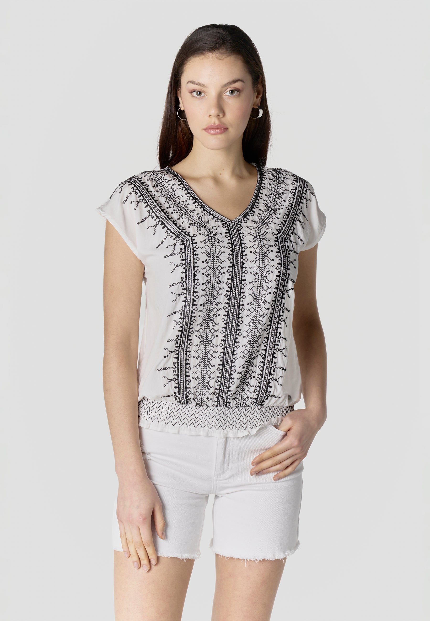 Blusa Mujer Manga Corta Bordado Escote Pico Smock – Koroshi 2612BL45