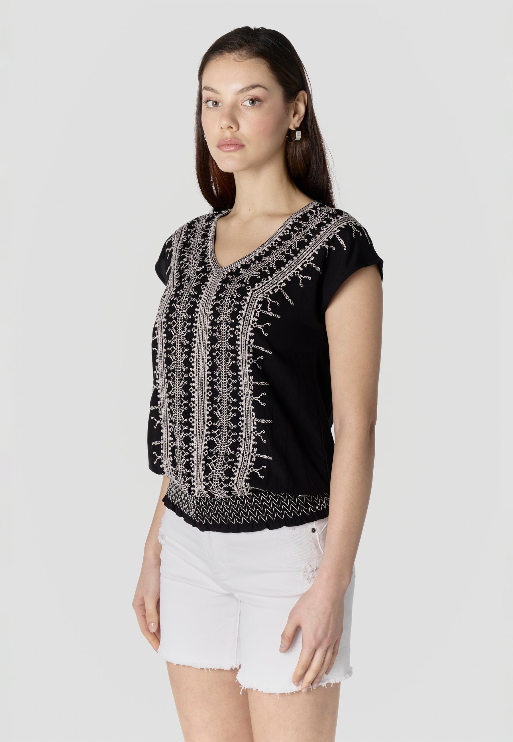 Blusa Mujer Manga Corta Bordado Escote Pico Smock – Koroshi 2612BL45