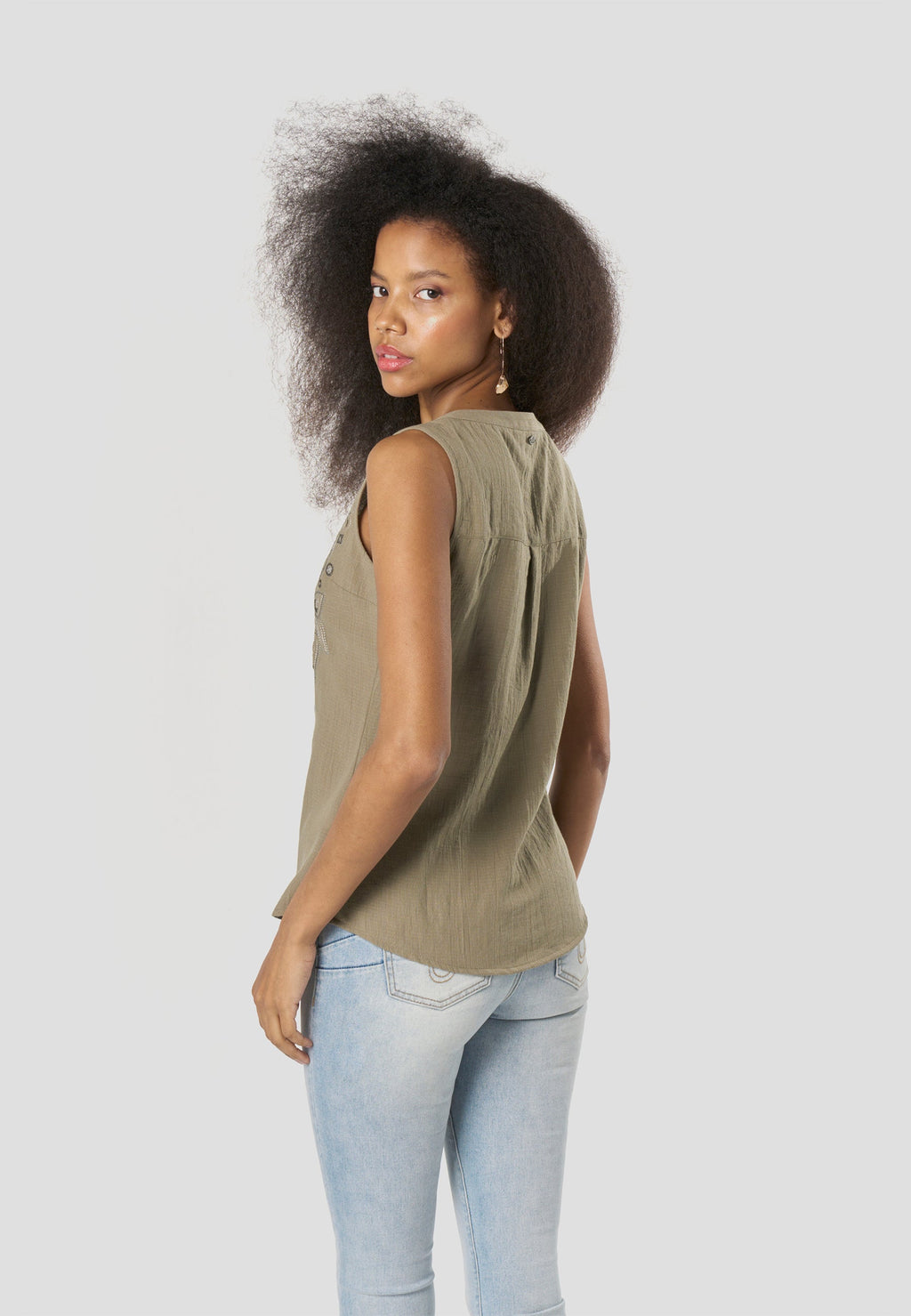 Blusa Mujer Sin Mangas Bordado Paisley Escote Pico – Koroshi 2612BL50