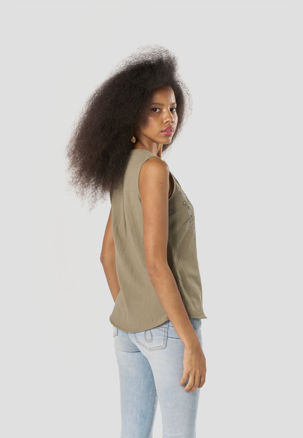 Blusa Mujer Sin Mangas Bordado Paisley Escote Pico – Koroshi 2612BL50