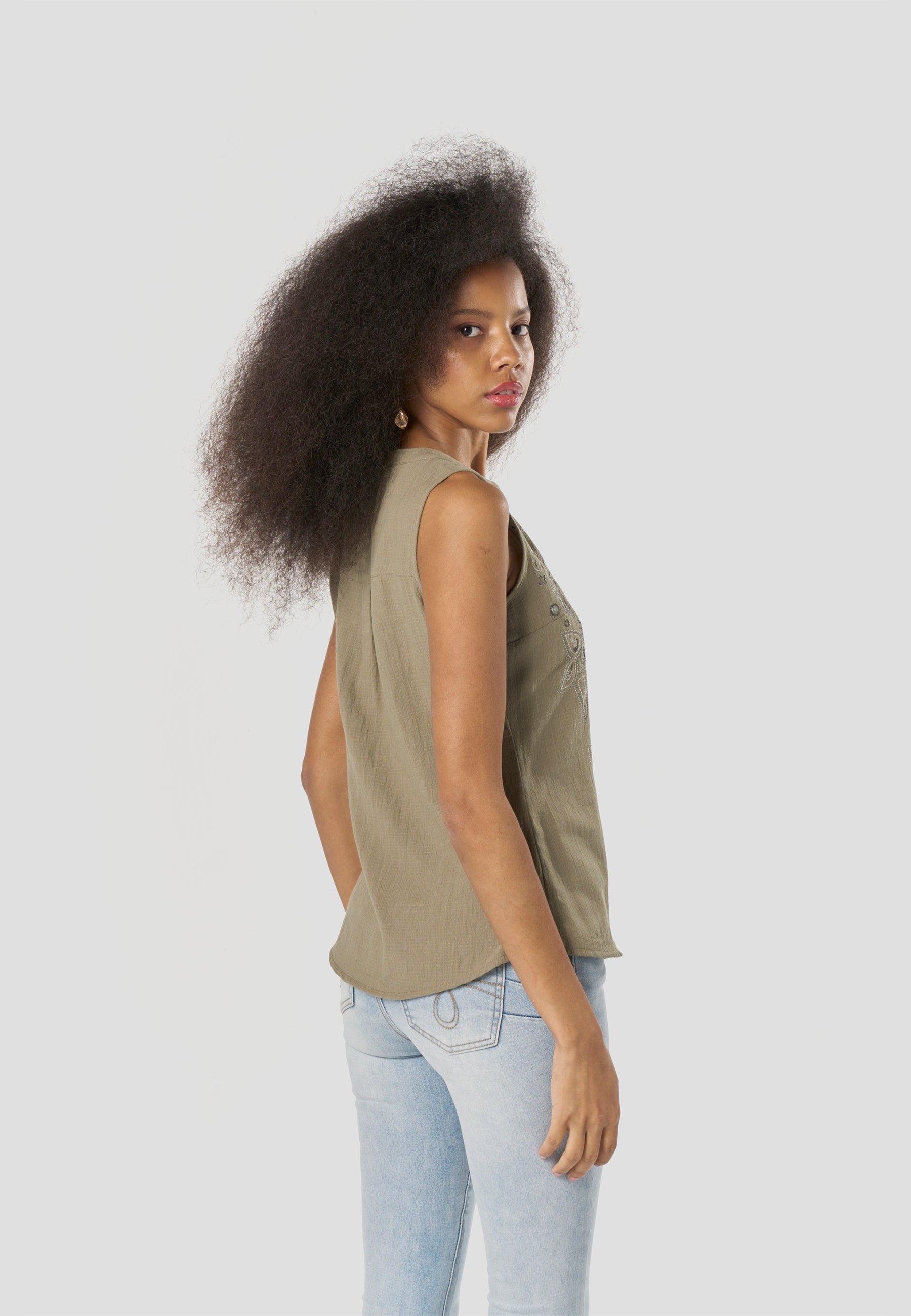 Blusa Mujer Sin Mangas Bordado Paisley Escote Pico – Koroshi 2612BL50