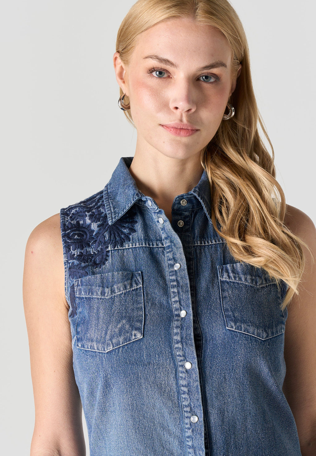 Camisa Mujer Sin Mangas Vaquera Bordada – Koroshi Azul