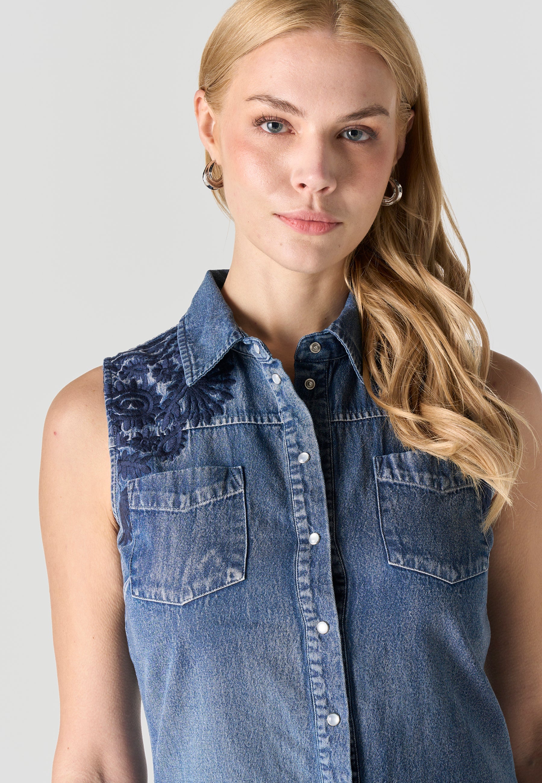Camisa Mujer Sin Mangas Vaquera Bordada – Koroshi Azul