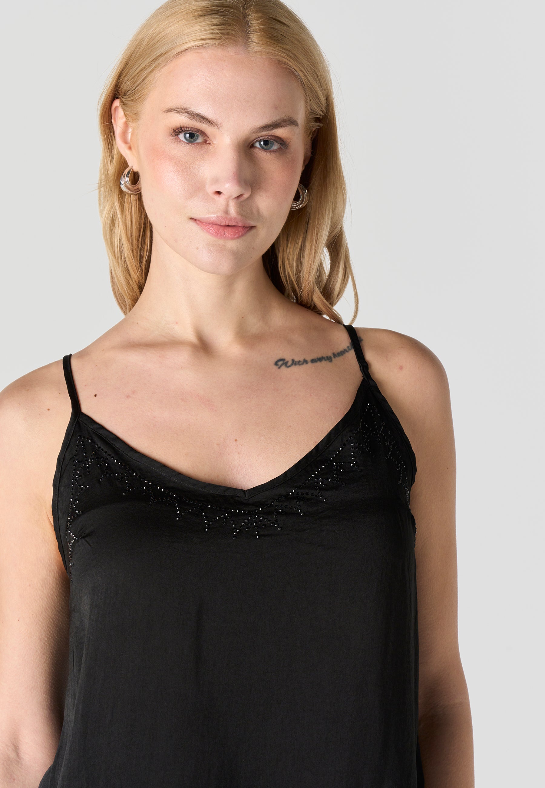 Blusa Mujer Tirantes Satén Drapeada – Koroshi Negro