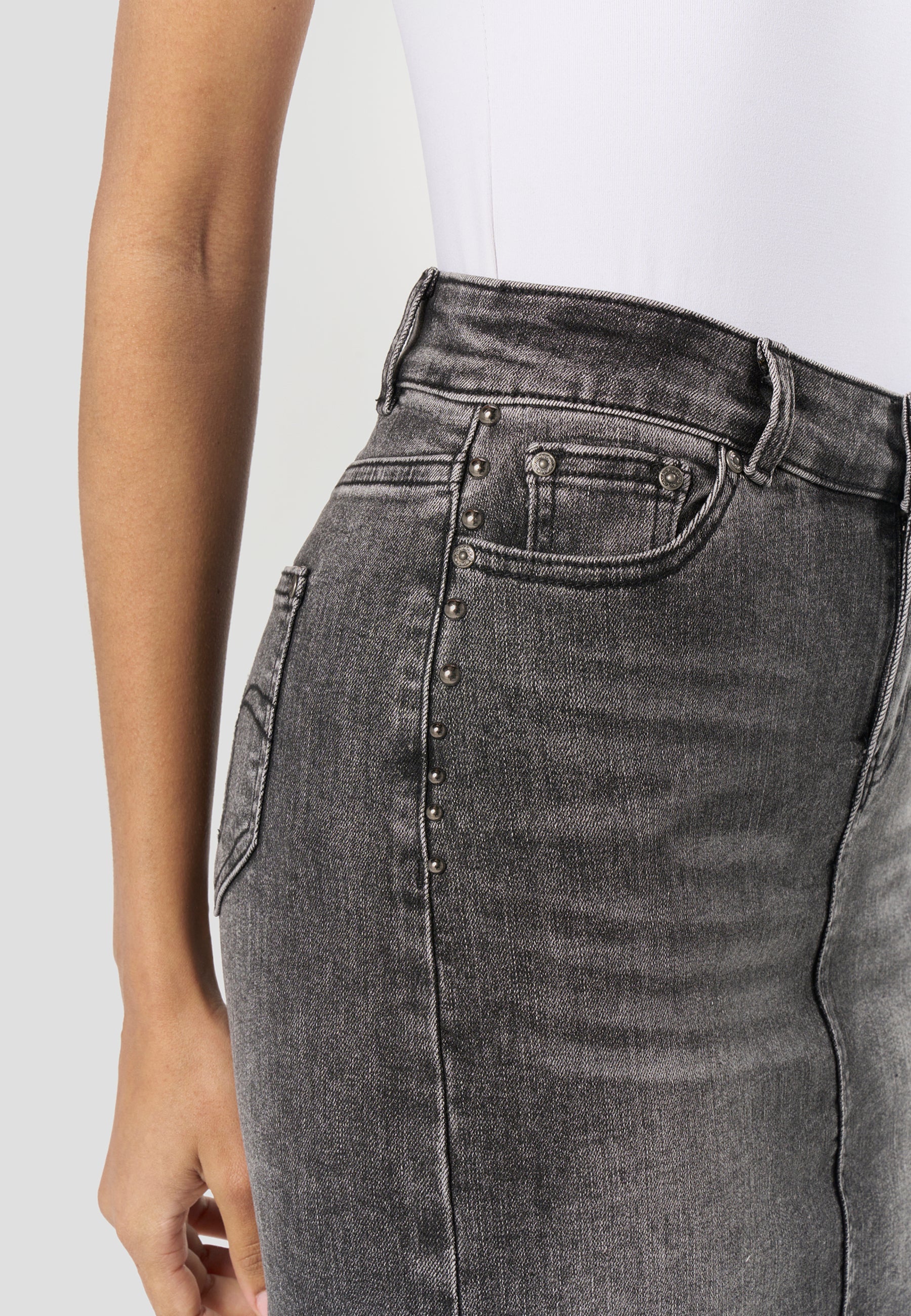 Falda Mujer Corta Vaquera Tachas – Koroshi Negra