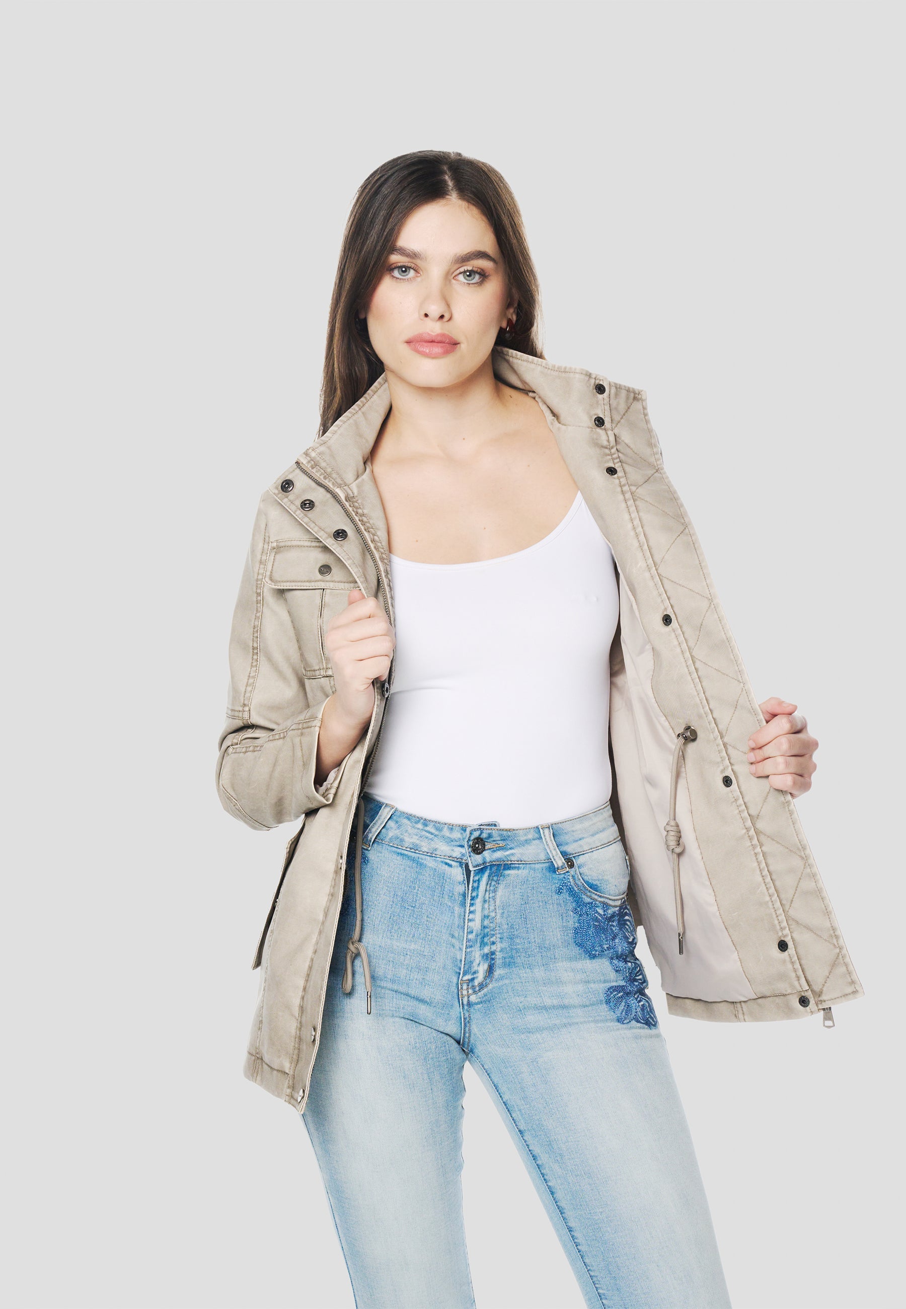 Chaqueta Parka Mujer Cuello Alto Cintura Ajustable – Koroshi Gris