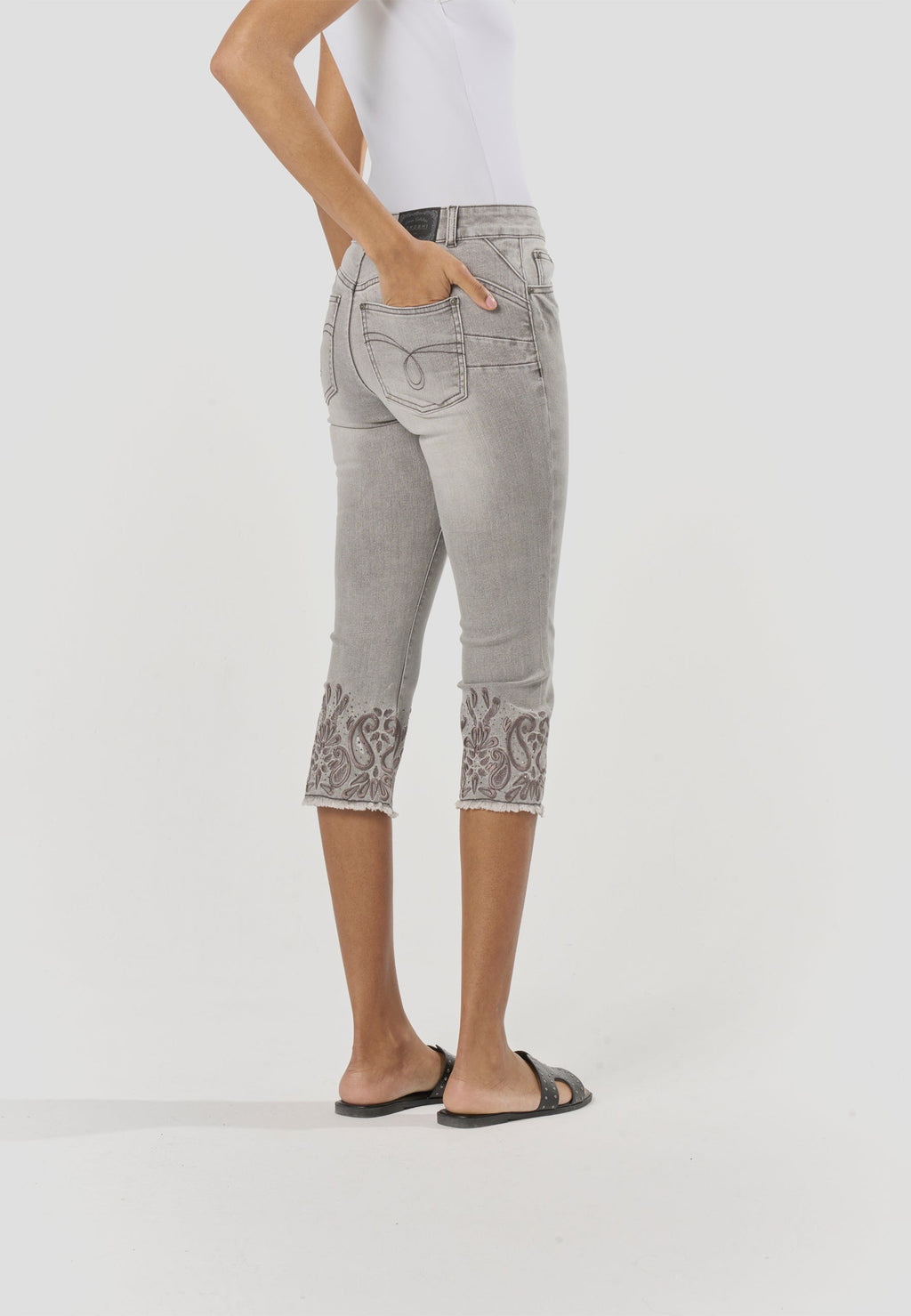 Pantalón Pirata Mujer Push-Up Bordado – Koroshi Negro