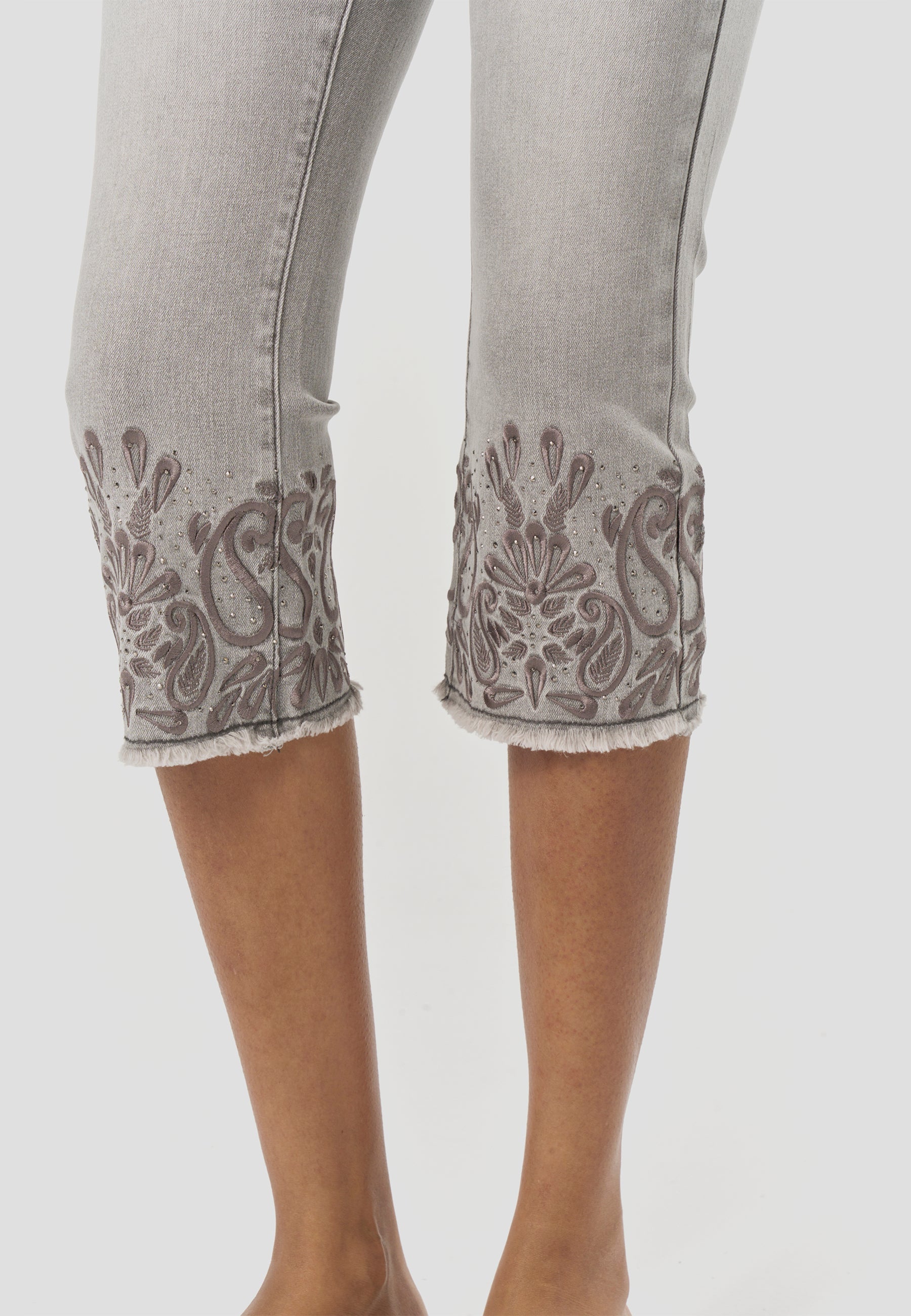 Pantalón Pirata Mujer Push-Up Bordado – Koroshi Negro