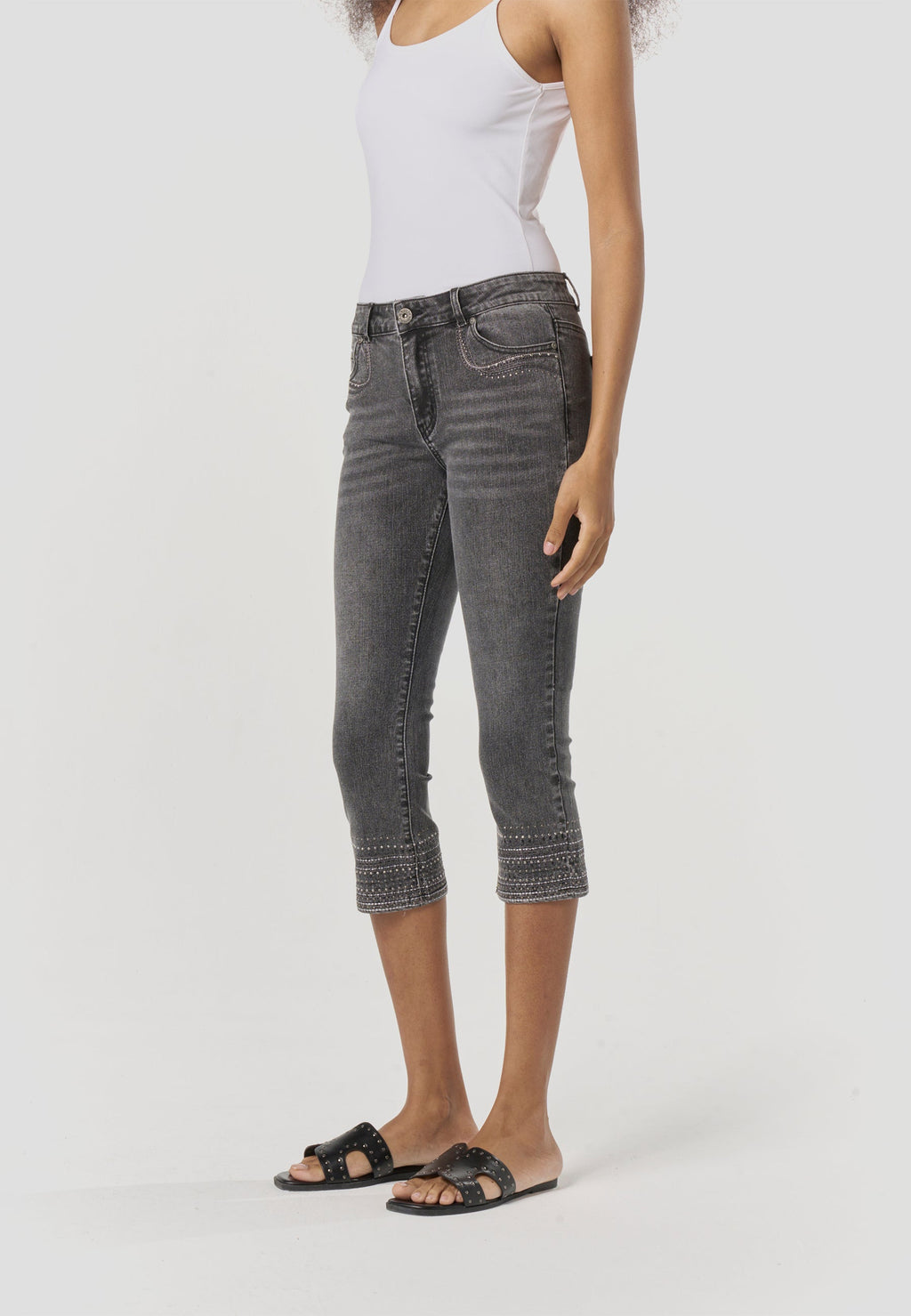 Pantalón Pirata Mujer Vaquero Bordado – Koroshi Negro