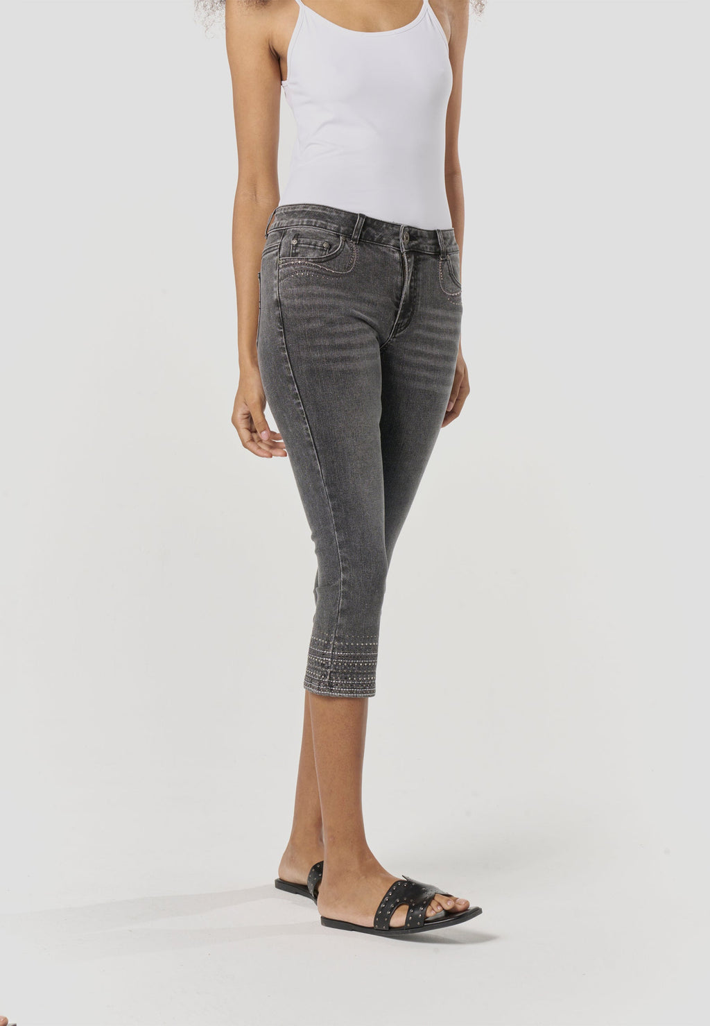 Pantalón Pirata Mujer Vaquero Bordado – Koroshi Negro