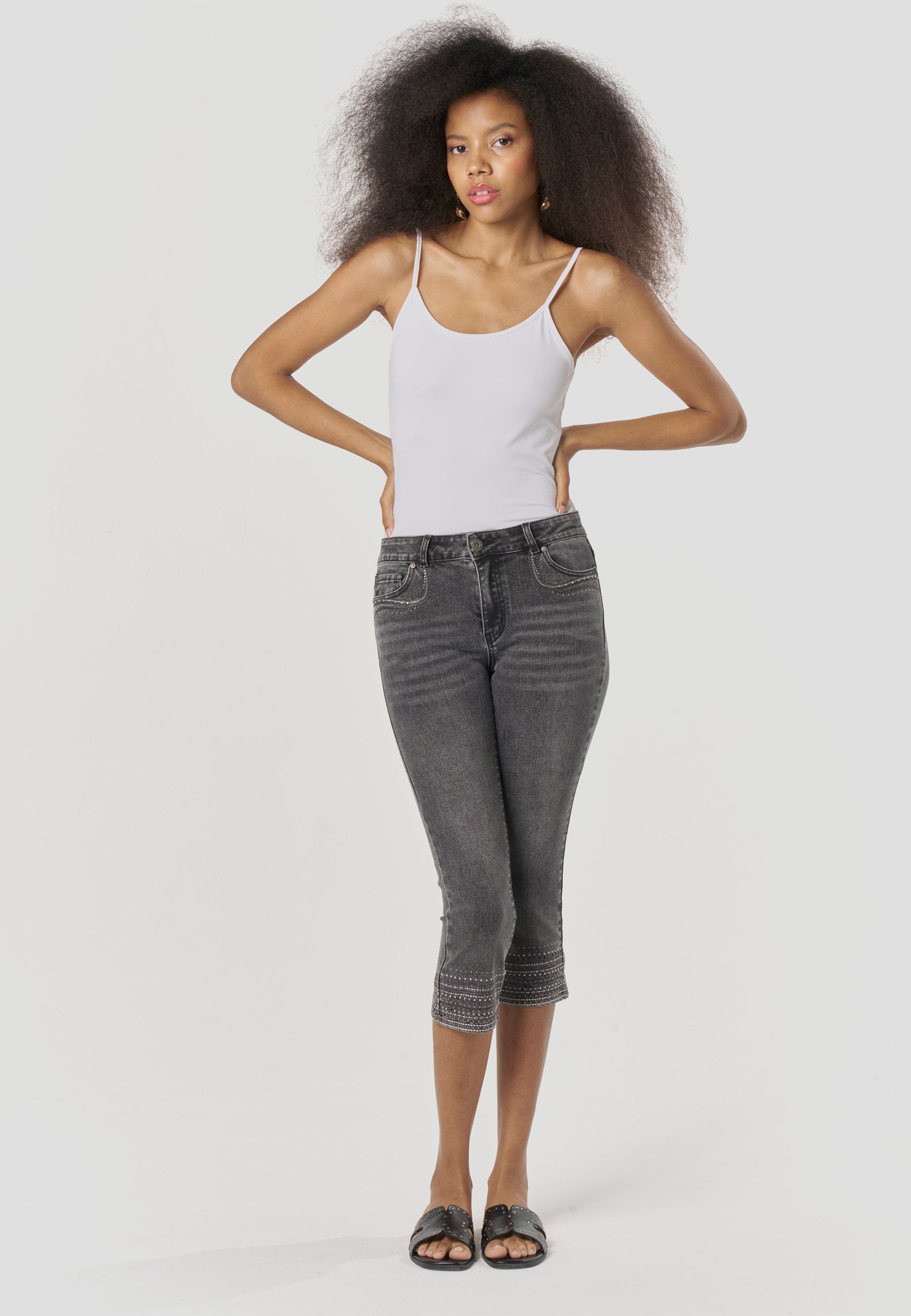 Pantalón Pirata Mujer Vaquero Bordado – Koroshi Negro