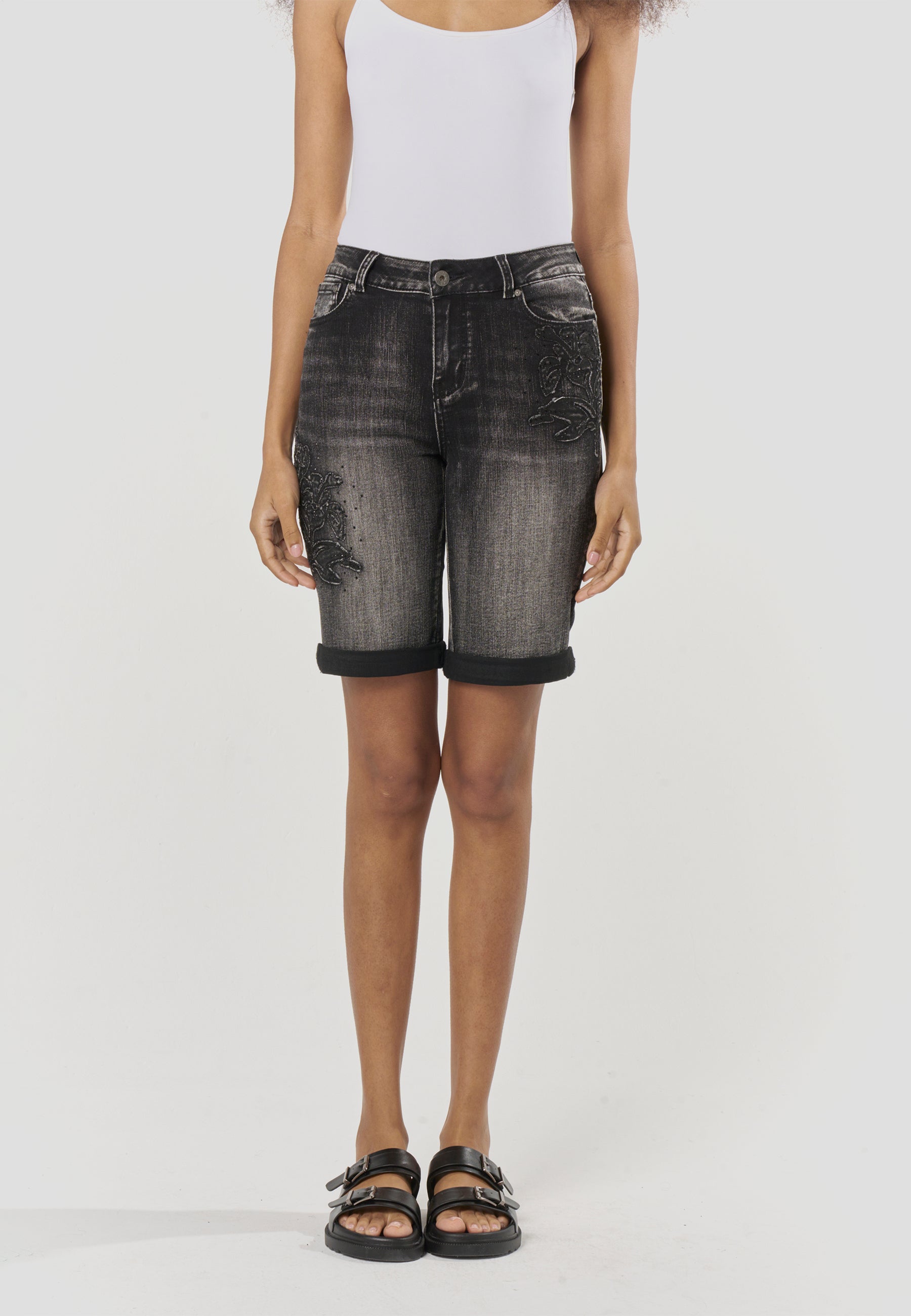 Bermuda Mujer Vaquera Slim Bordada color Negro Koroshi