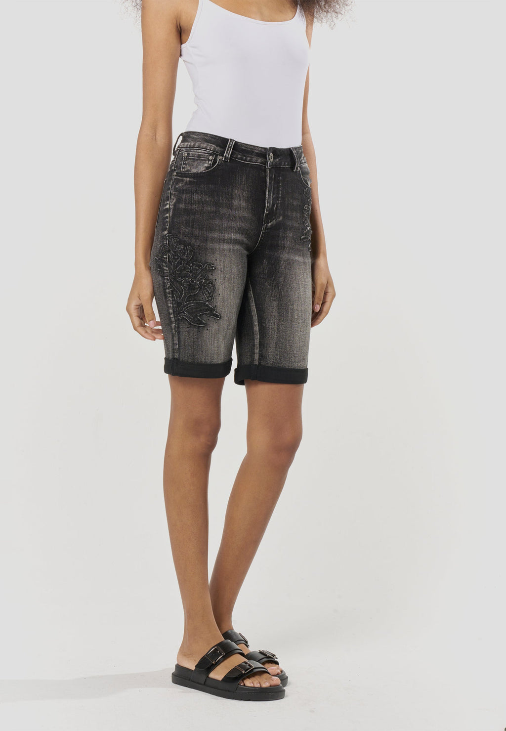 Bermuda Mujer Vaquera Slim Bordada color Negro Koroshi