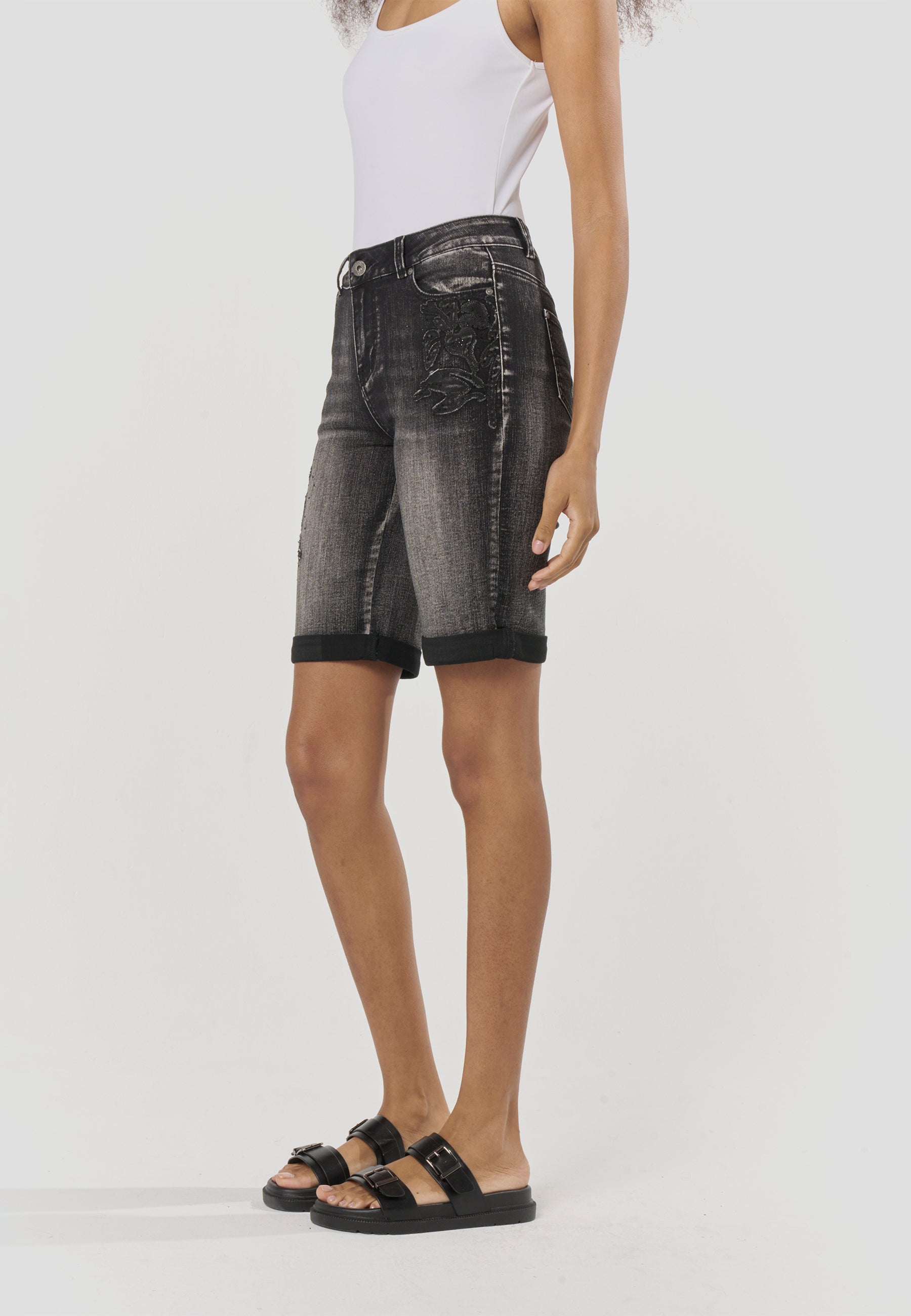 Bermuda Mujer Vaquera Slim Bordada color Negro Koroshi