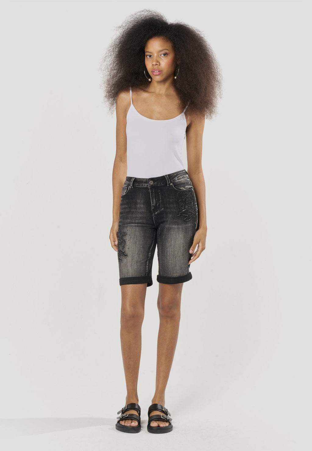 Bermuda Mujer Vaquera Slim Bordada color Negro Koroshi