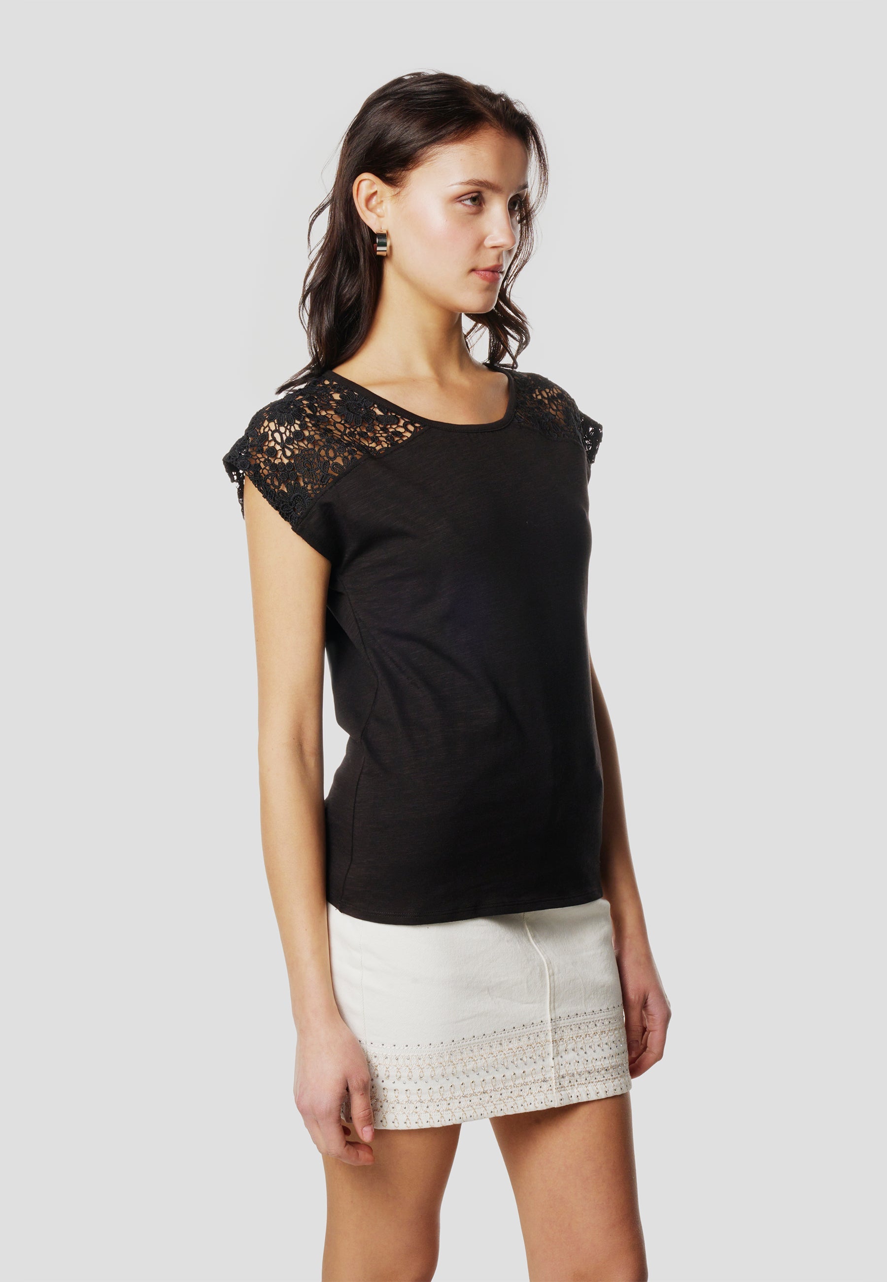 Camiseta Mujer Manga Corta Blonda – Koroshi Negra