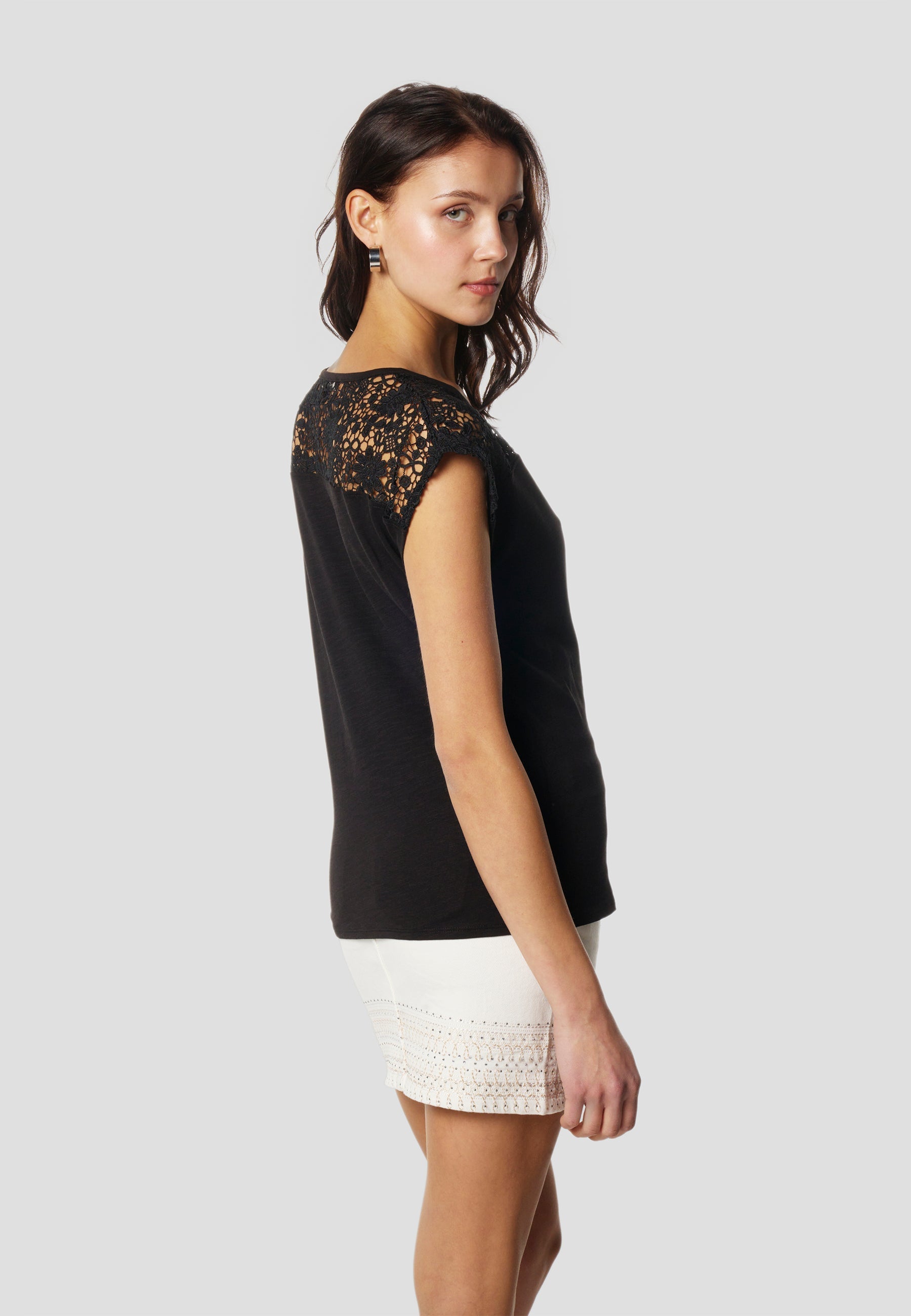 Camiseta Mujer Manga Corta Blonda – Koroshi Negra