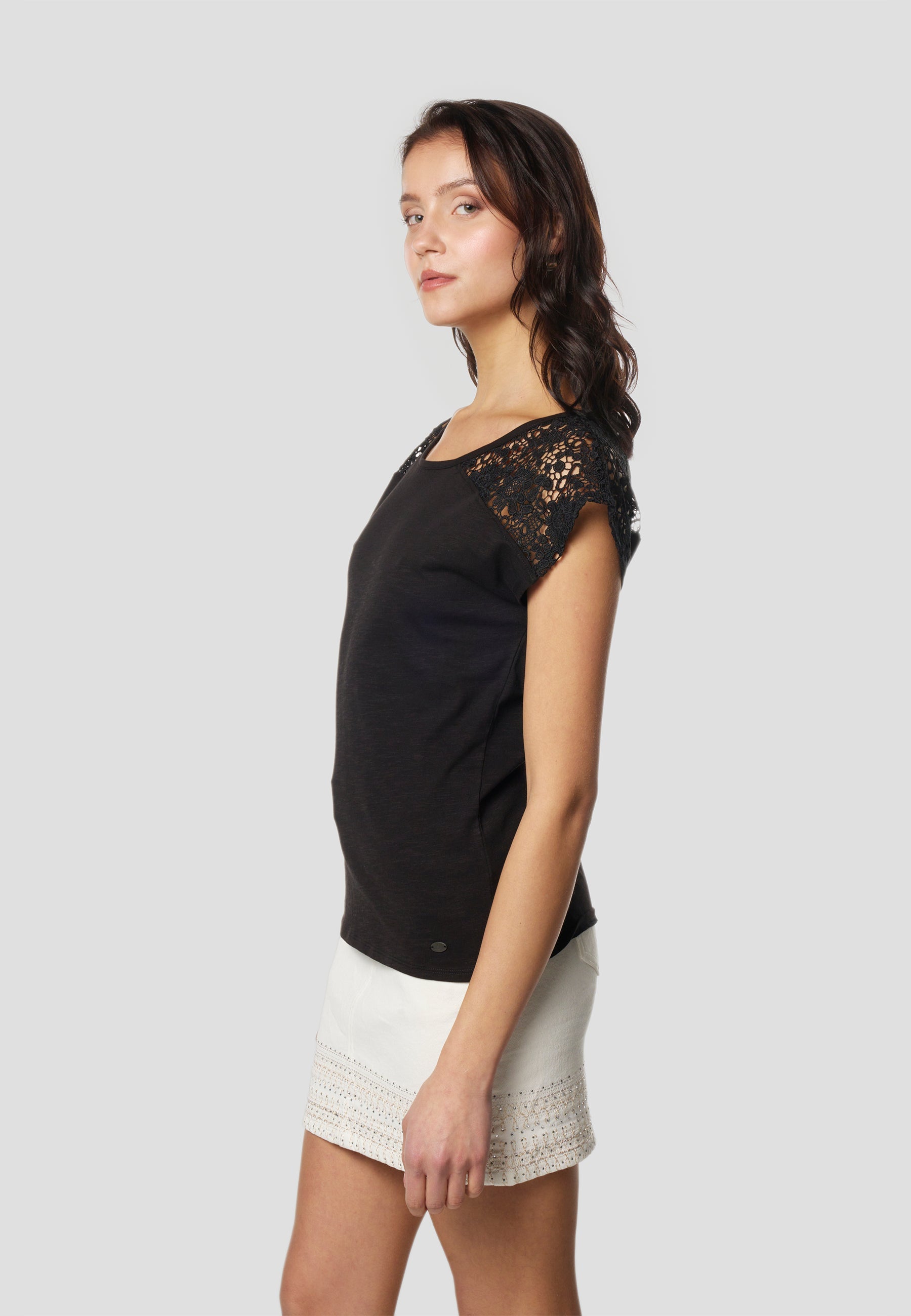 Camiseta Mujer Manga Corta Blonda – Koroshi Negra