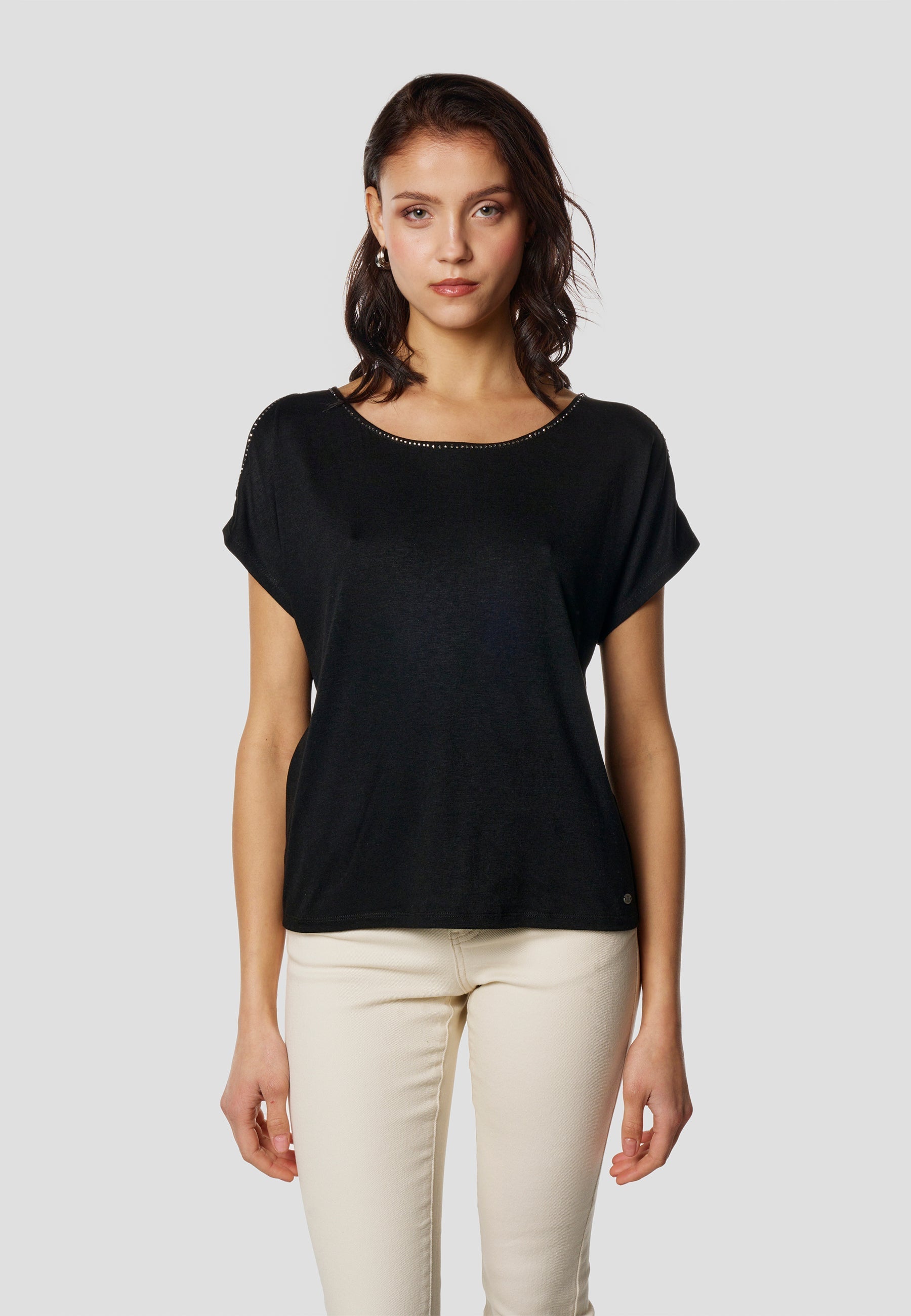 Camiseta Mujer Manga Corta Escote con Pedrería y Abertura – Koroshi 2612TP05