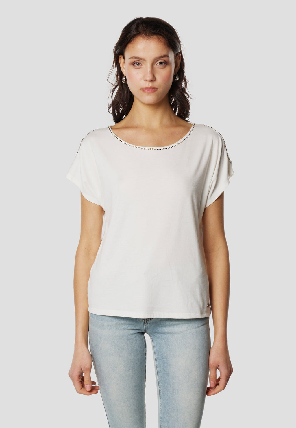 Camiseta Mujer Manga Corta Escote con Pedrería y Abertura – Koroshi 2612TP05