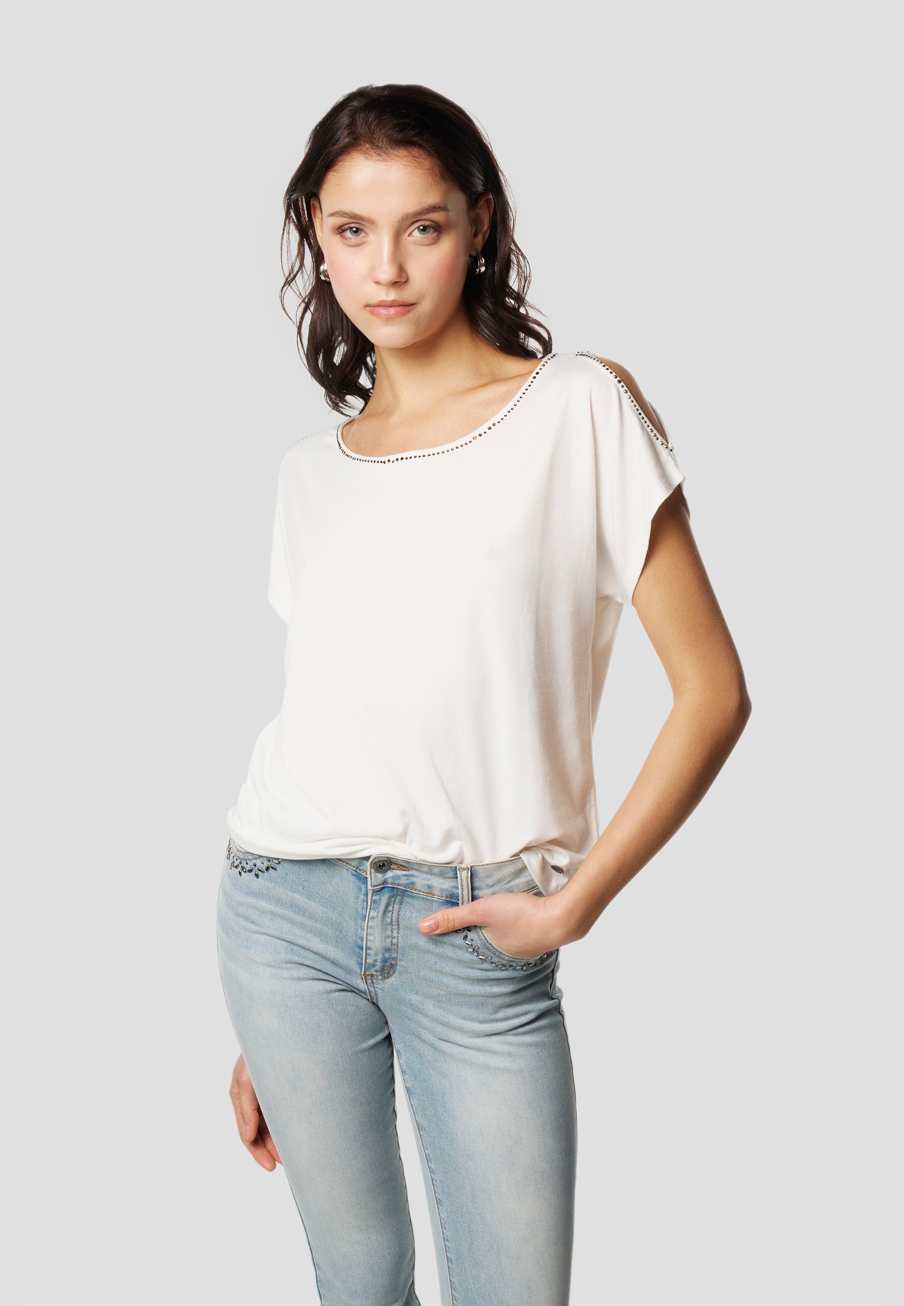 Camiseta Mujer Manga Corta Escote con Pedrería y Abertura – Koroshi 2612TP05