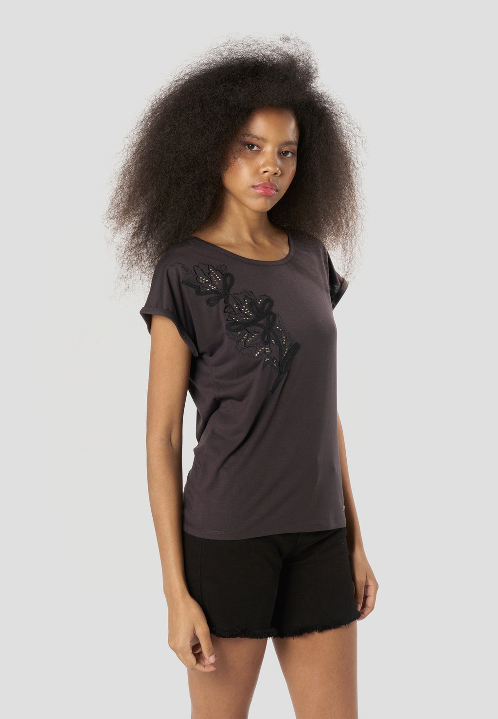 Camiseta Mujer Manga Corta Bordada con Pedrería – Koroshi Negra