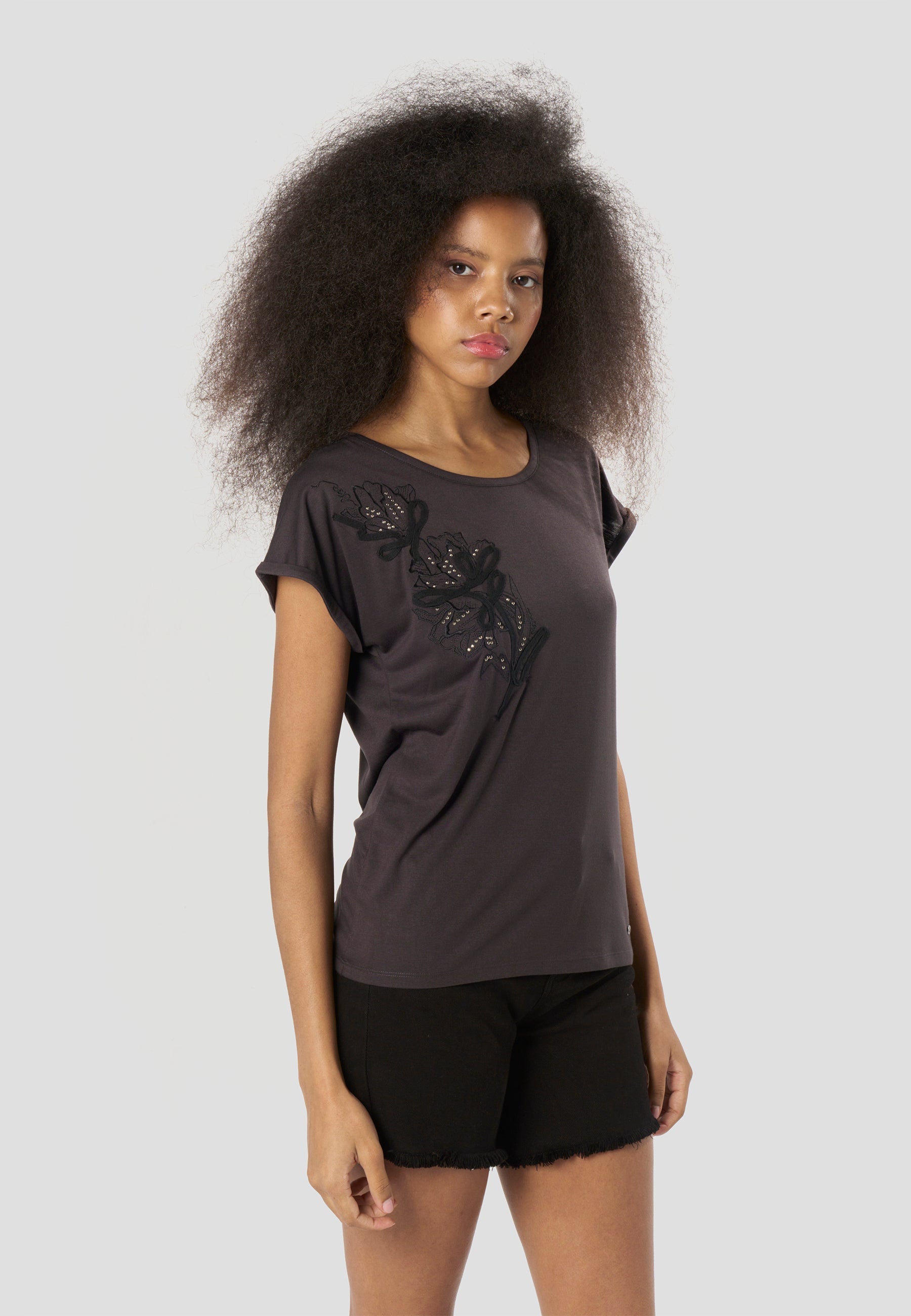 Camiseta Mujer Manga Corta Bordada con Pedrería – Koroshi Negra