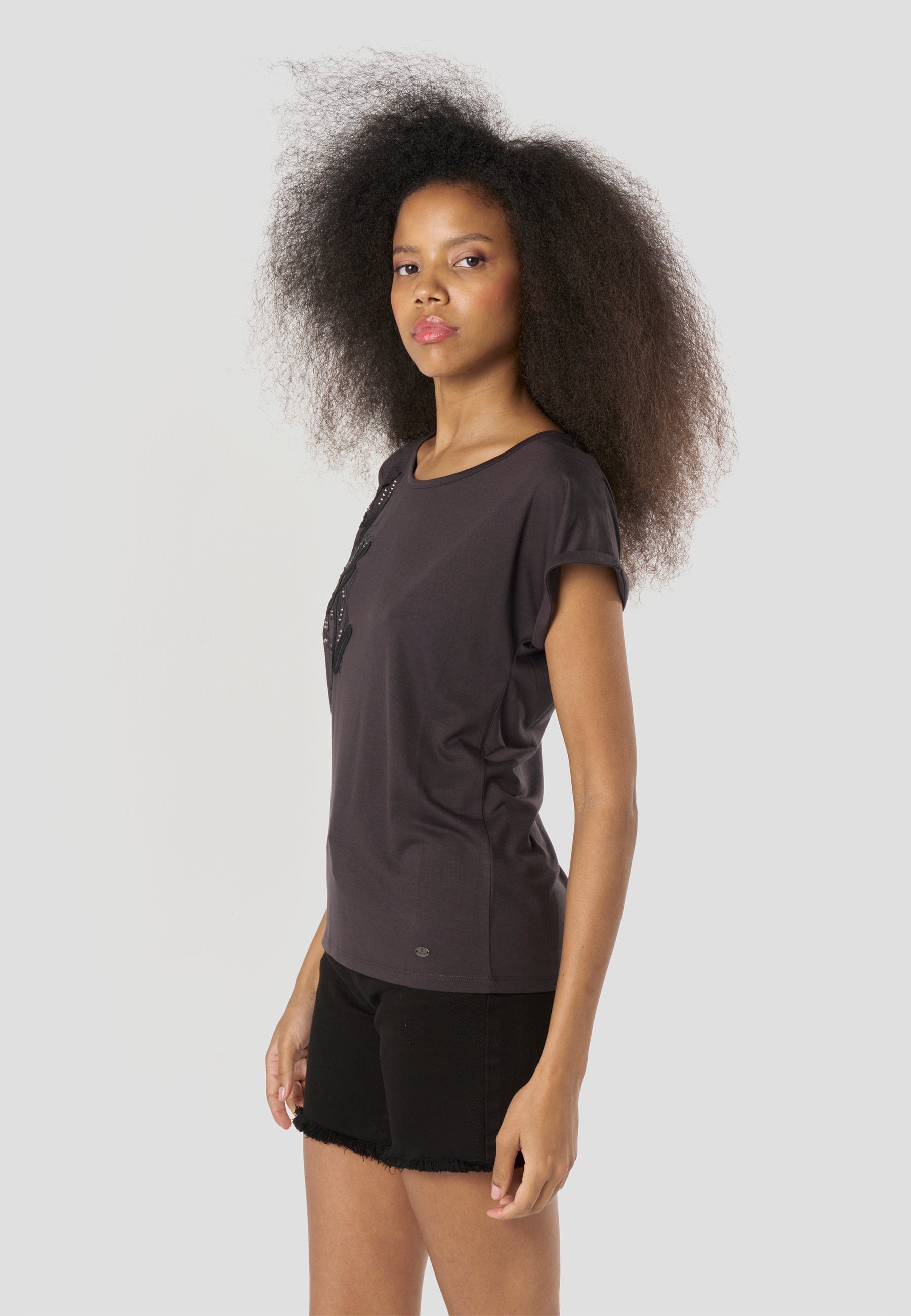 Camiseta Mujer Manga Corta Bordada con Pedrería – Koroshi Negra