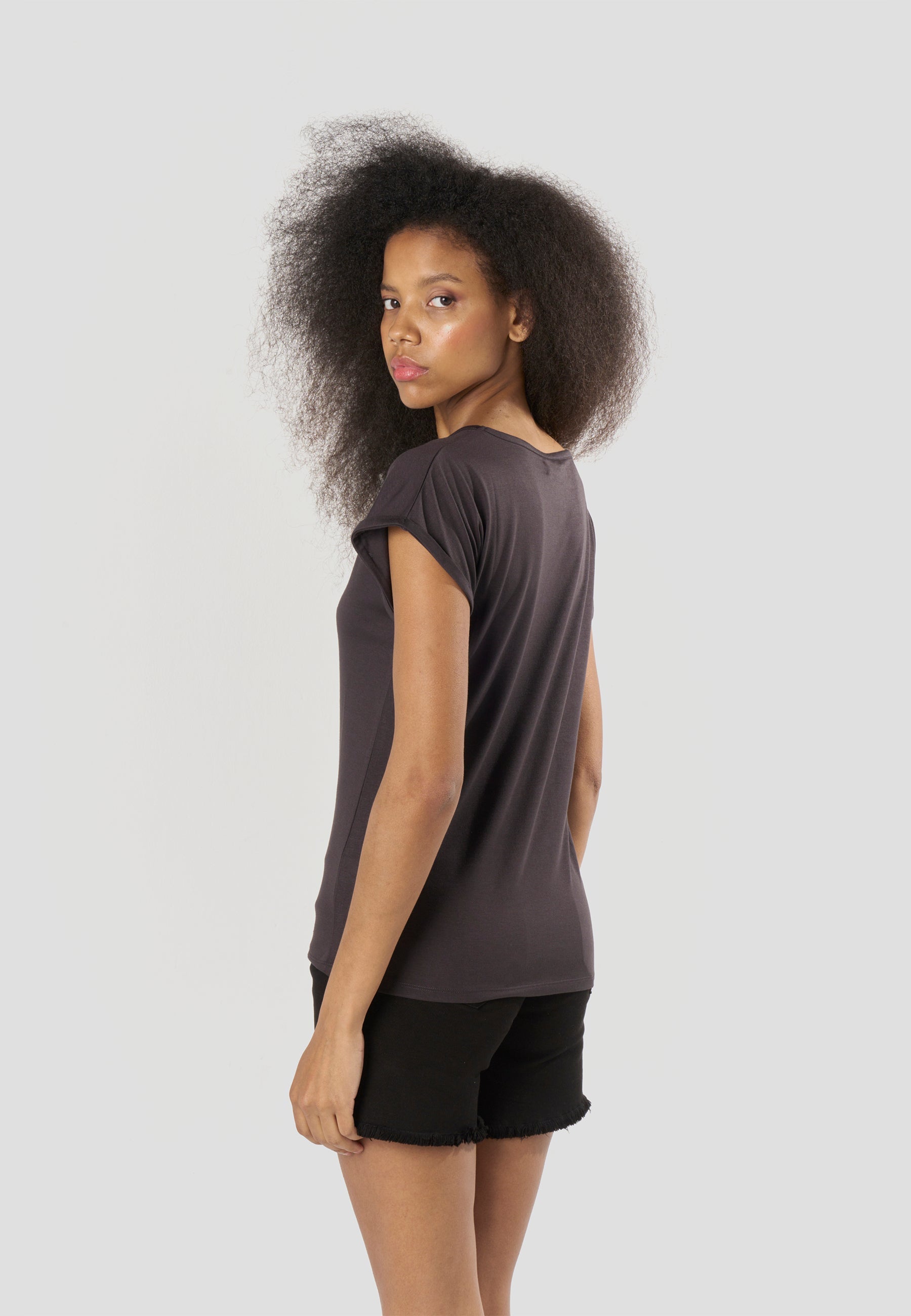 Camiseta Mujer Manga Corta Bordada con Pedrería – Koroshi Negra