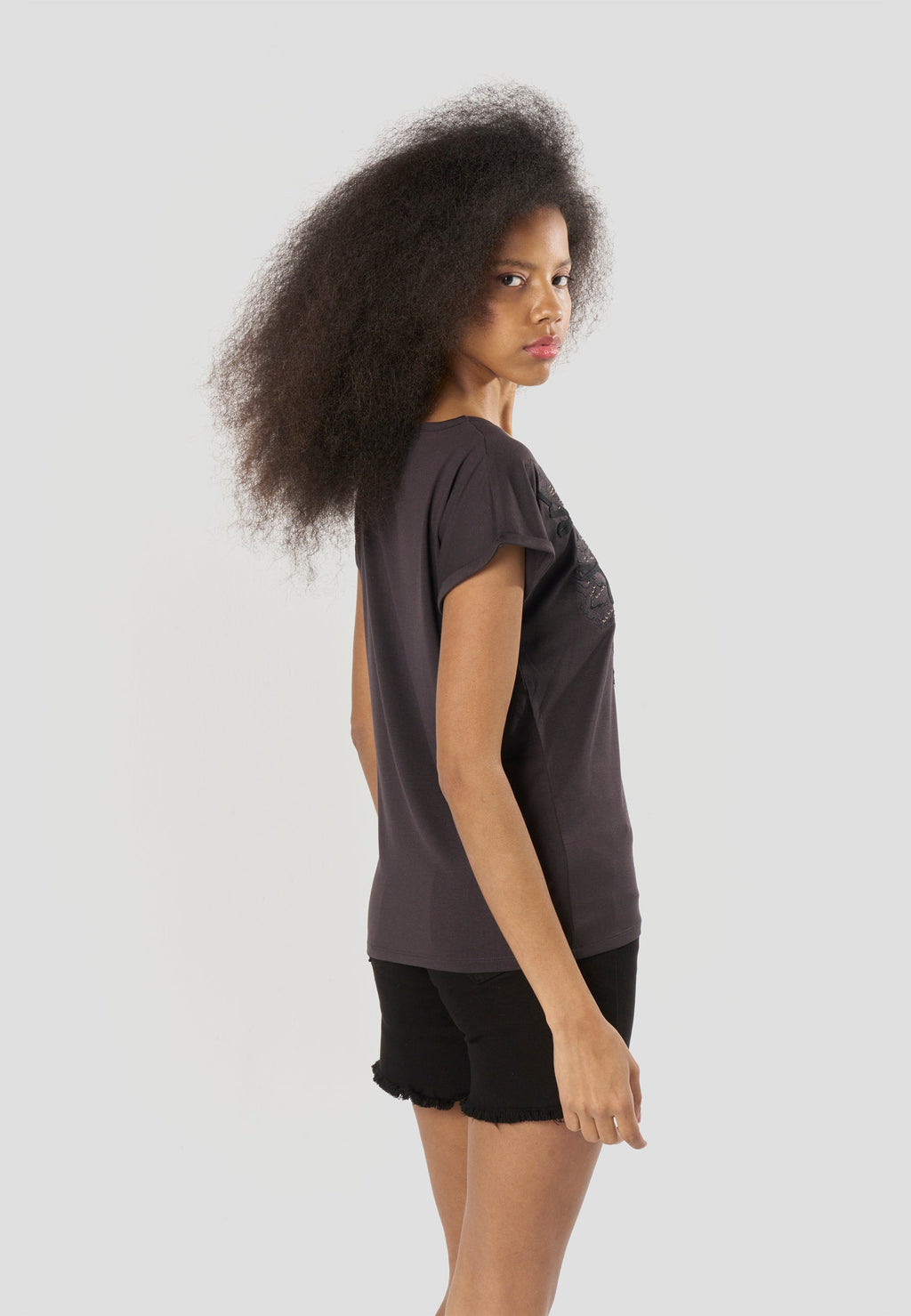 Camiseta Mujer Manga Corta Bordada con Pedrería – Koroshi Negra