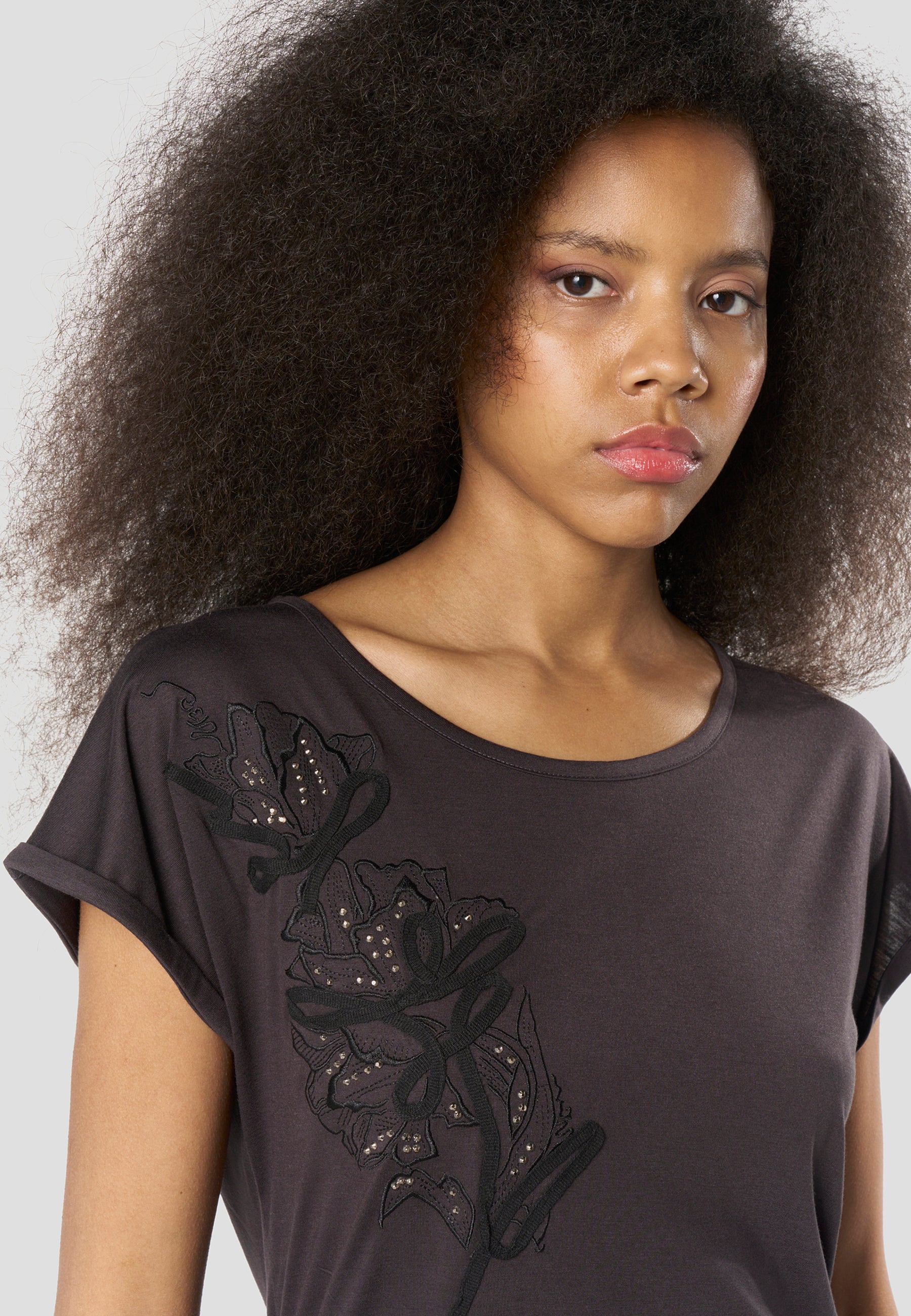 Camiseta Mujer Manga Corta Bordada con Pedrería – Koroshi Negra