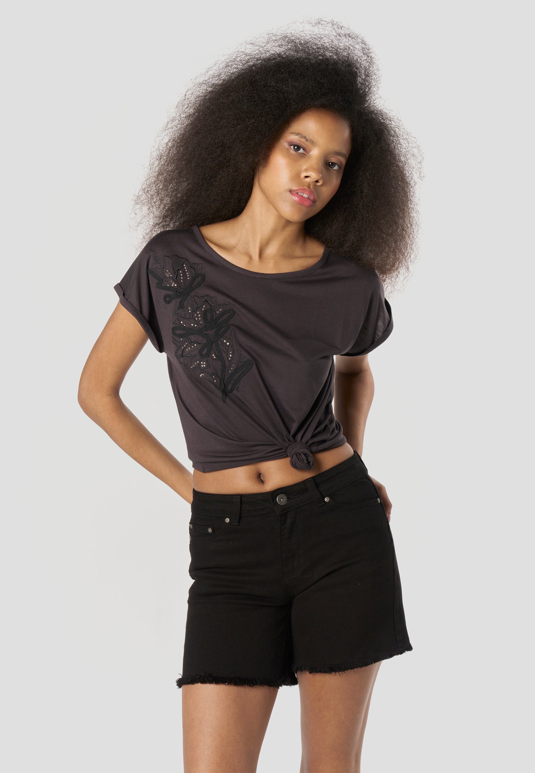 Camiseta Mujer Manga Corta Bordada con Pedrería – Koroshi Negra