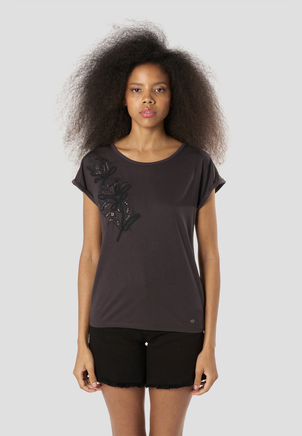 Camiseta Mujer Manga Corta Bordada con Pedrería – Koroshi Negra