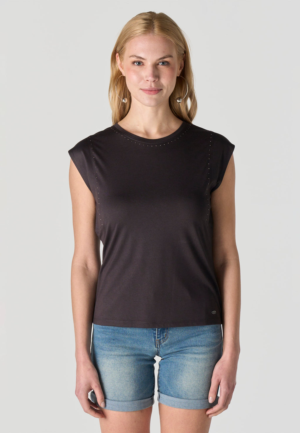 Camiseta Mujer Manga Corta Tachas en Escote – Koroshi Negra