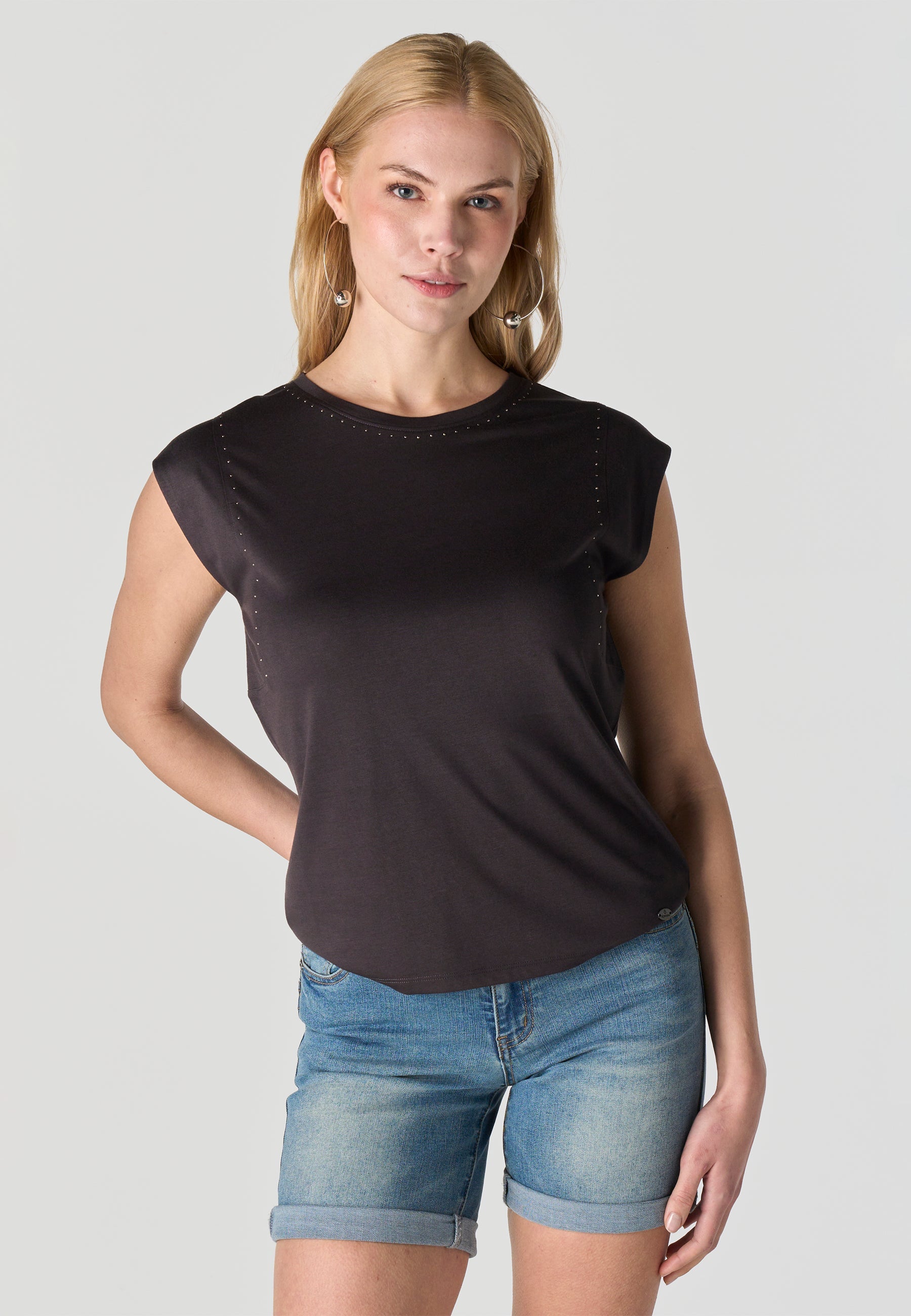 Camiseta Mujer Manga Corta Tachas en Escote – Koroshi Negra