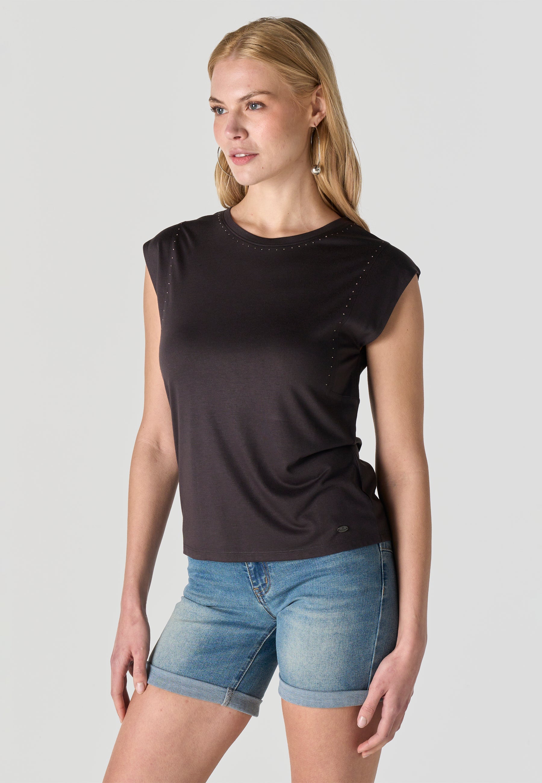 Camiseta Mujer Manga Corta Tachas en Escote – Koroshi Negra