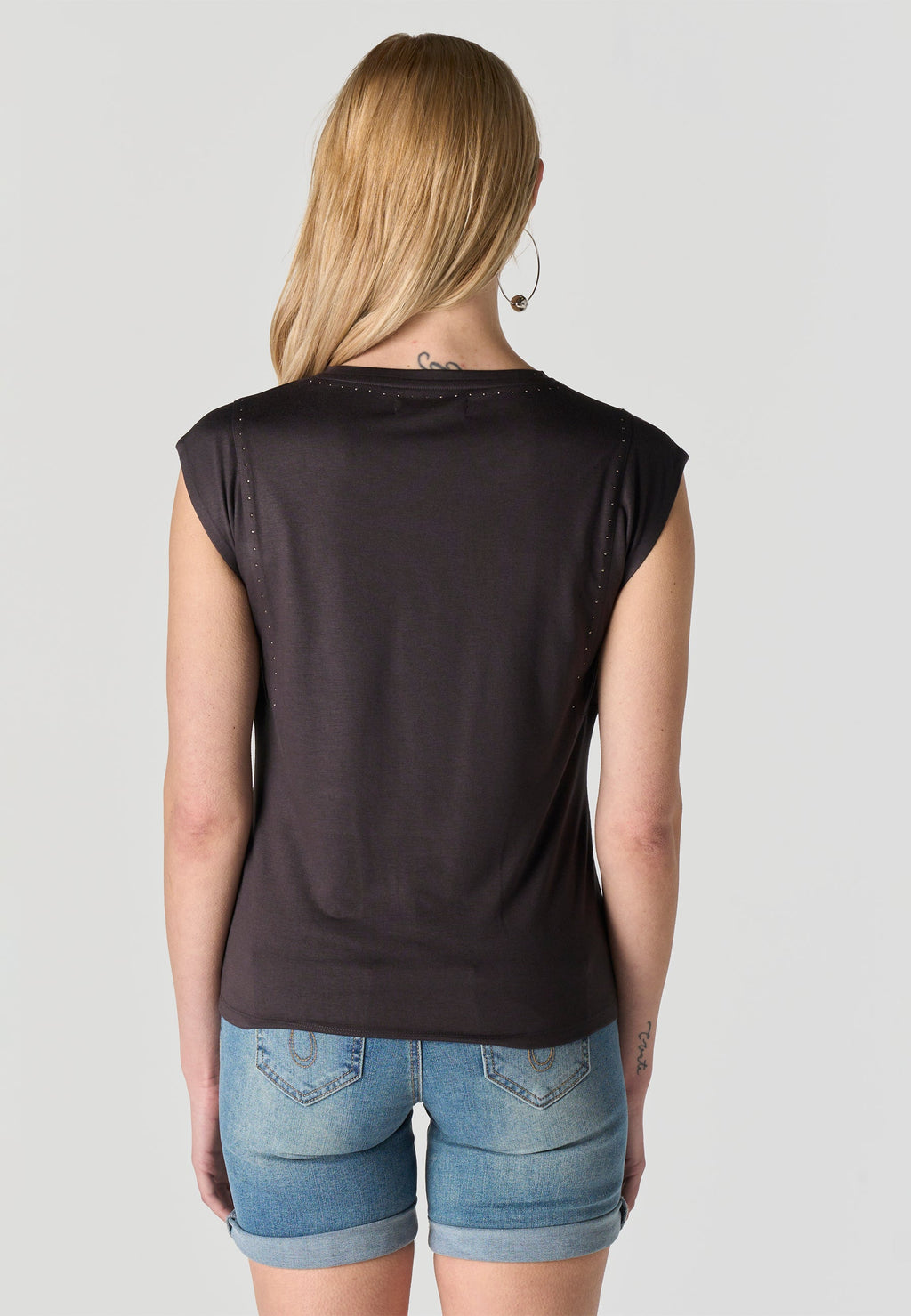 Camiseta Mujer Manga Corta Tachas en Escote – Koroshi Negra