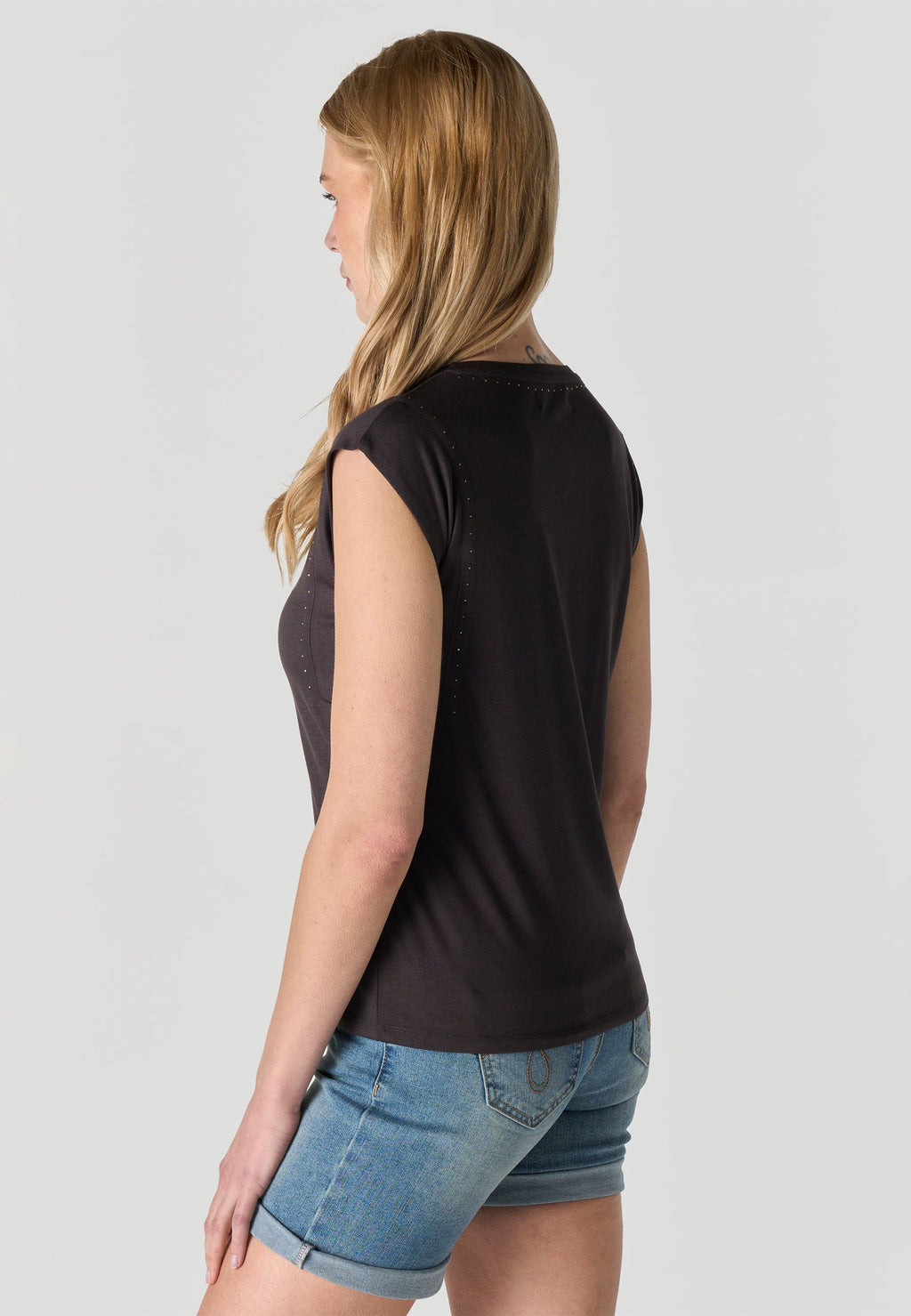 Camiseta Mujer Manga Corta Tachas en Escote – Koroshi Negra