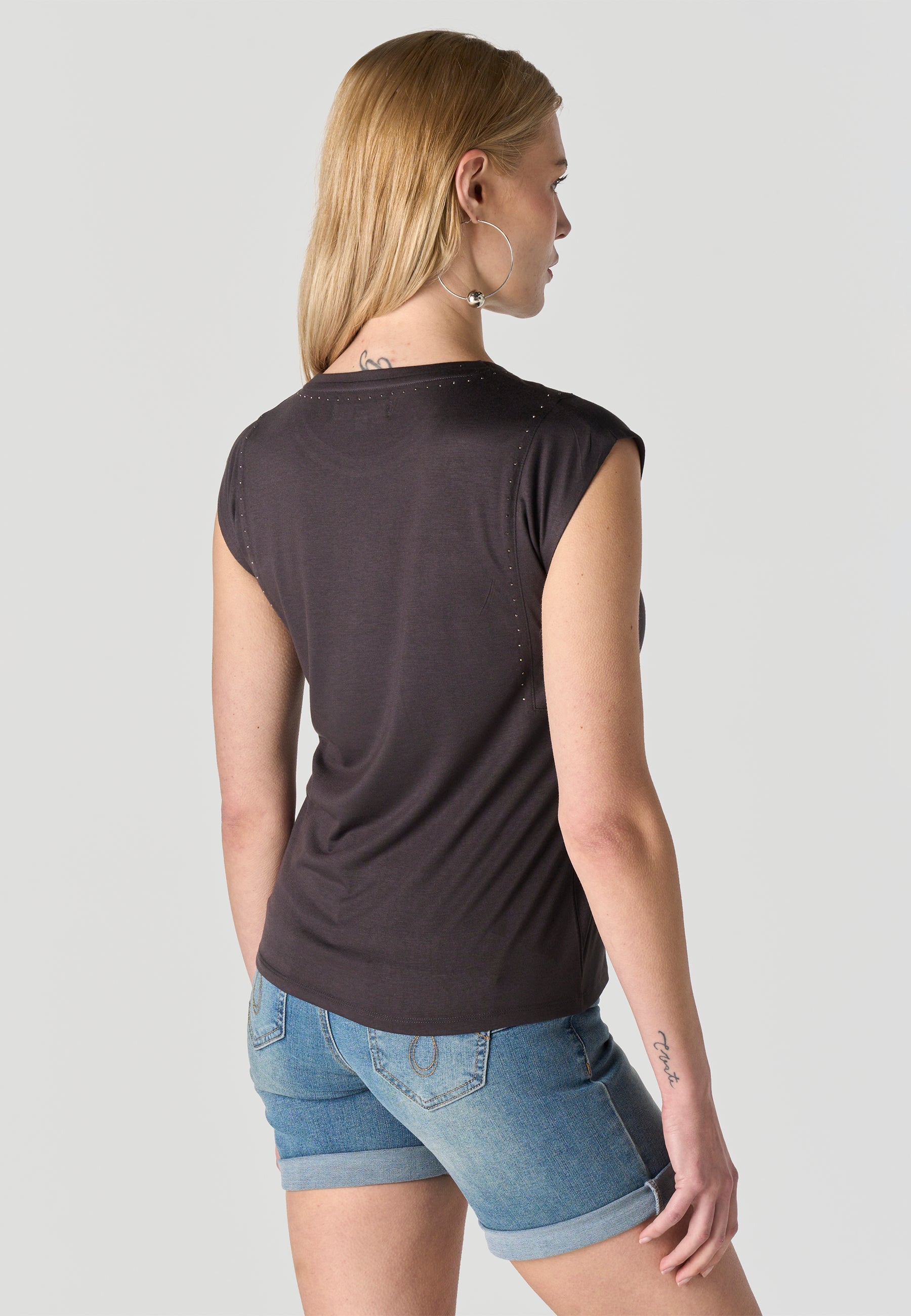 Camiseta Mujer Manga Corta Tachas en Escote – Koroshi Negra