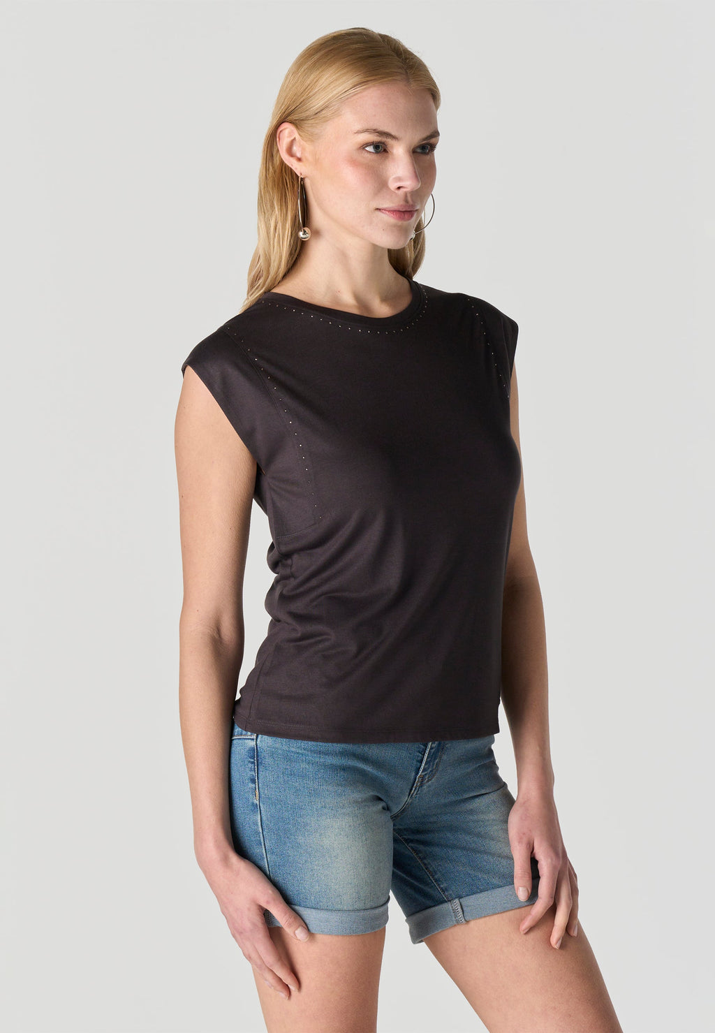 Camiseta Mujer Manga Corta Tachas en Escote – Koroshi Negra