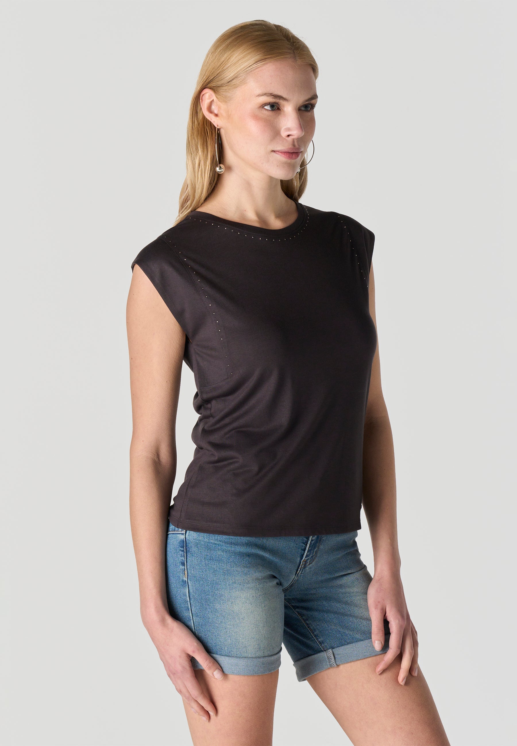 Camiseta Mujer Manga Corta Tachas en Escote – Koroshi Negra